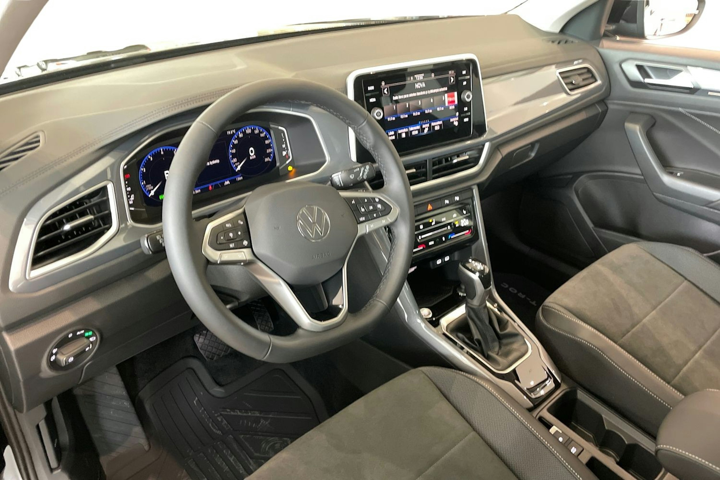 musta Volkswagen T-Roc 2025 kuva 6.