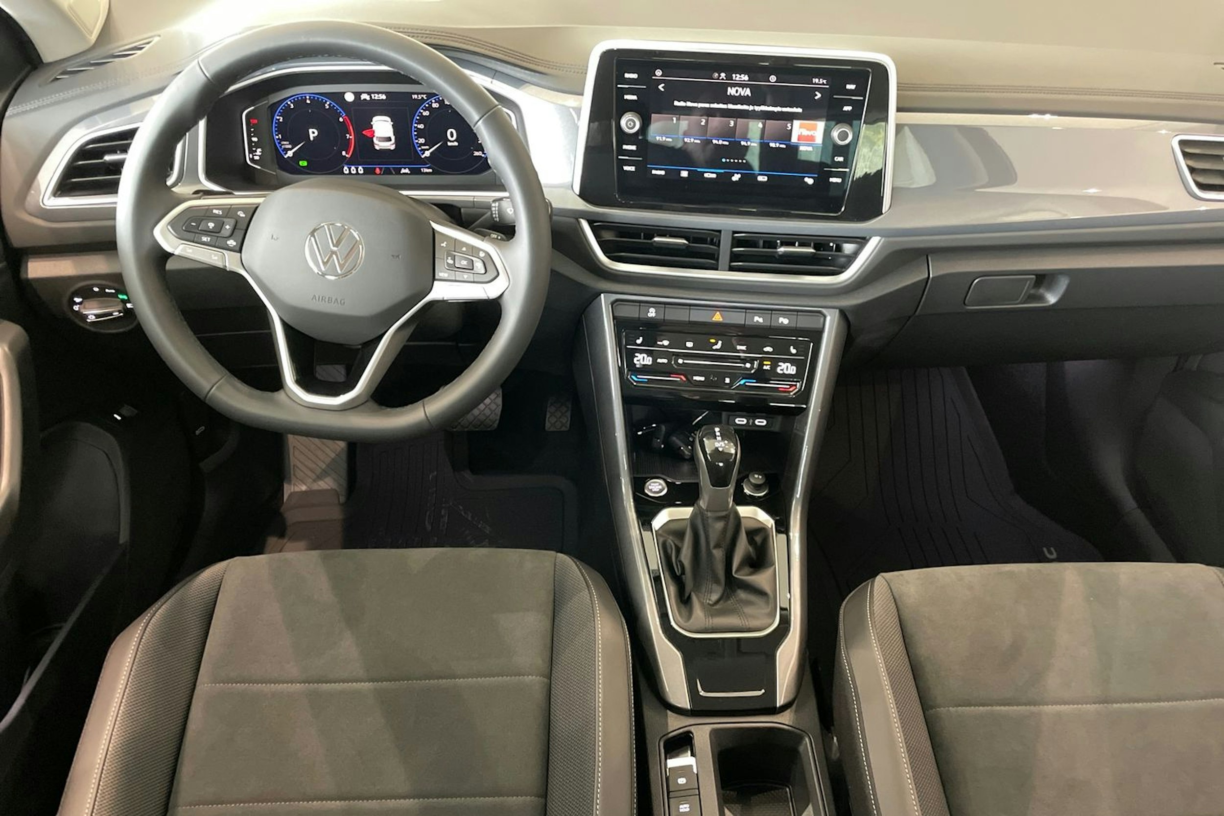 musta Volkswagen T-Roc 2025 kuva 7.