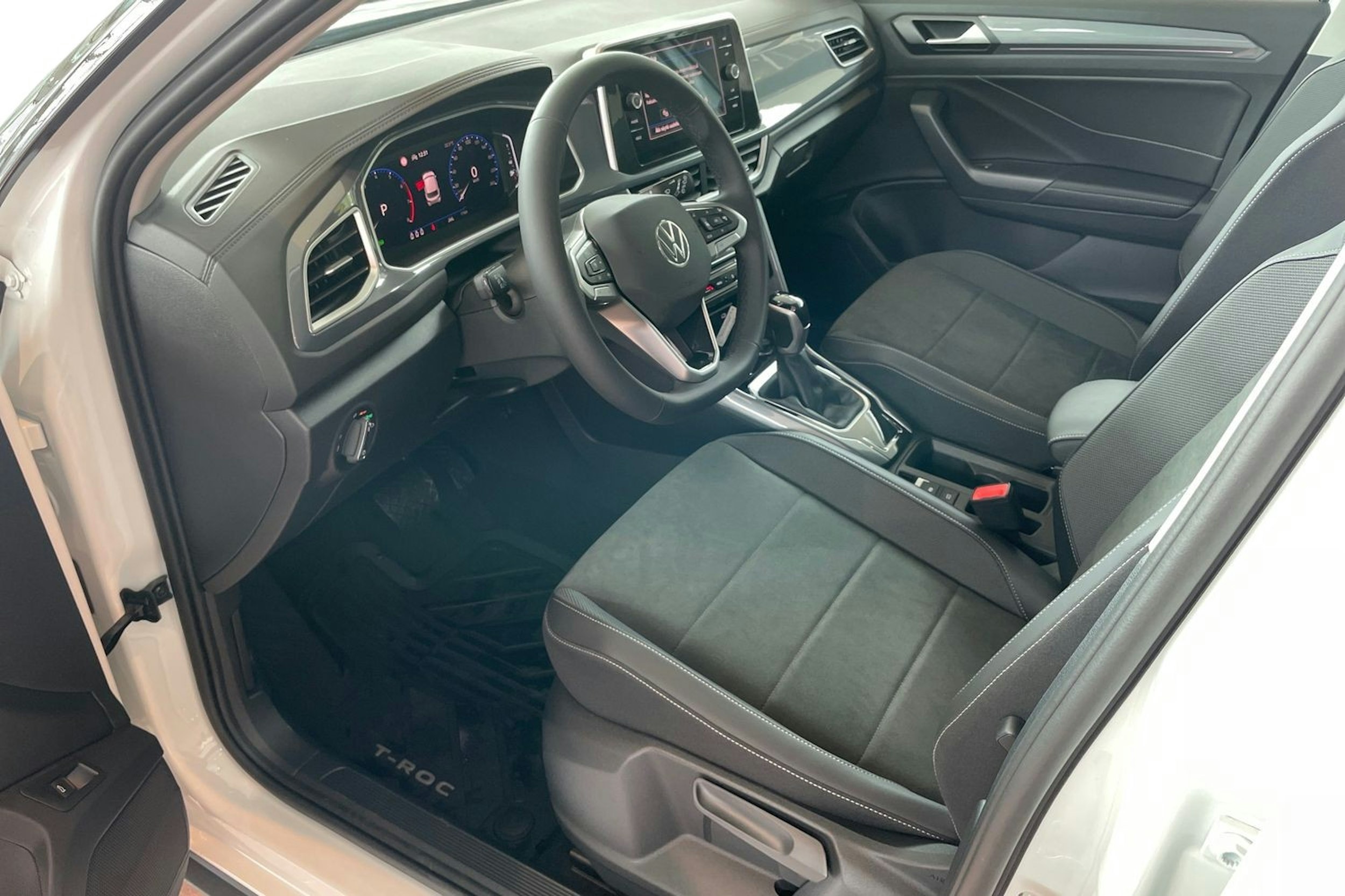 valkoinen Volkswagen T-Roc 2025 kuva 6.