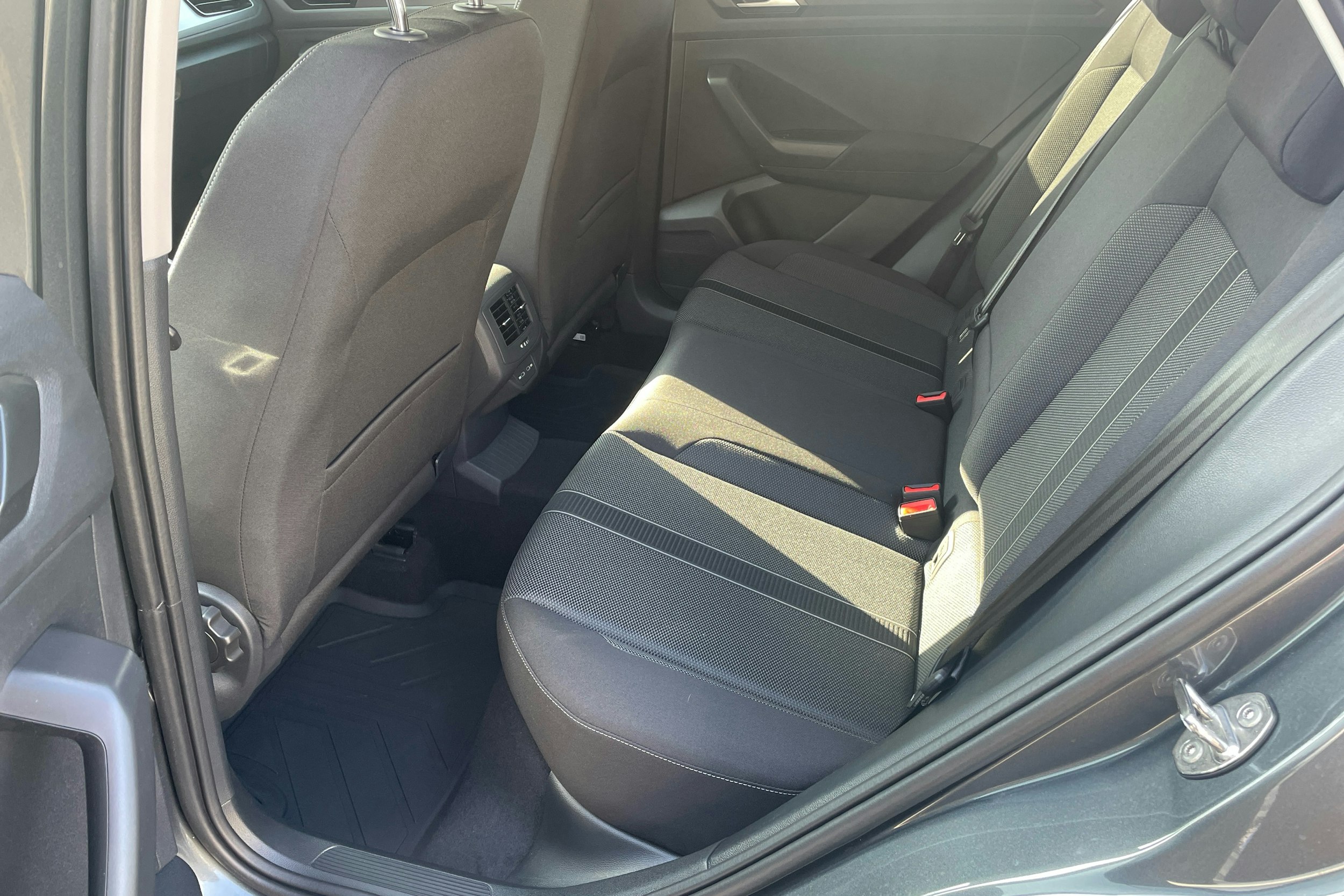 Harmaa Volkswagen T-Roc 2025 kuva 8.