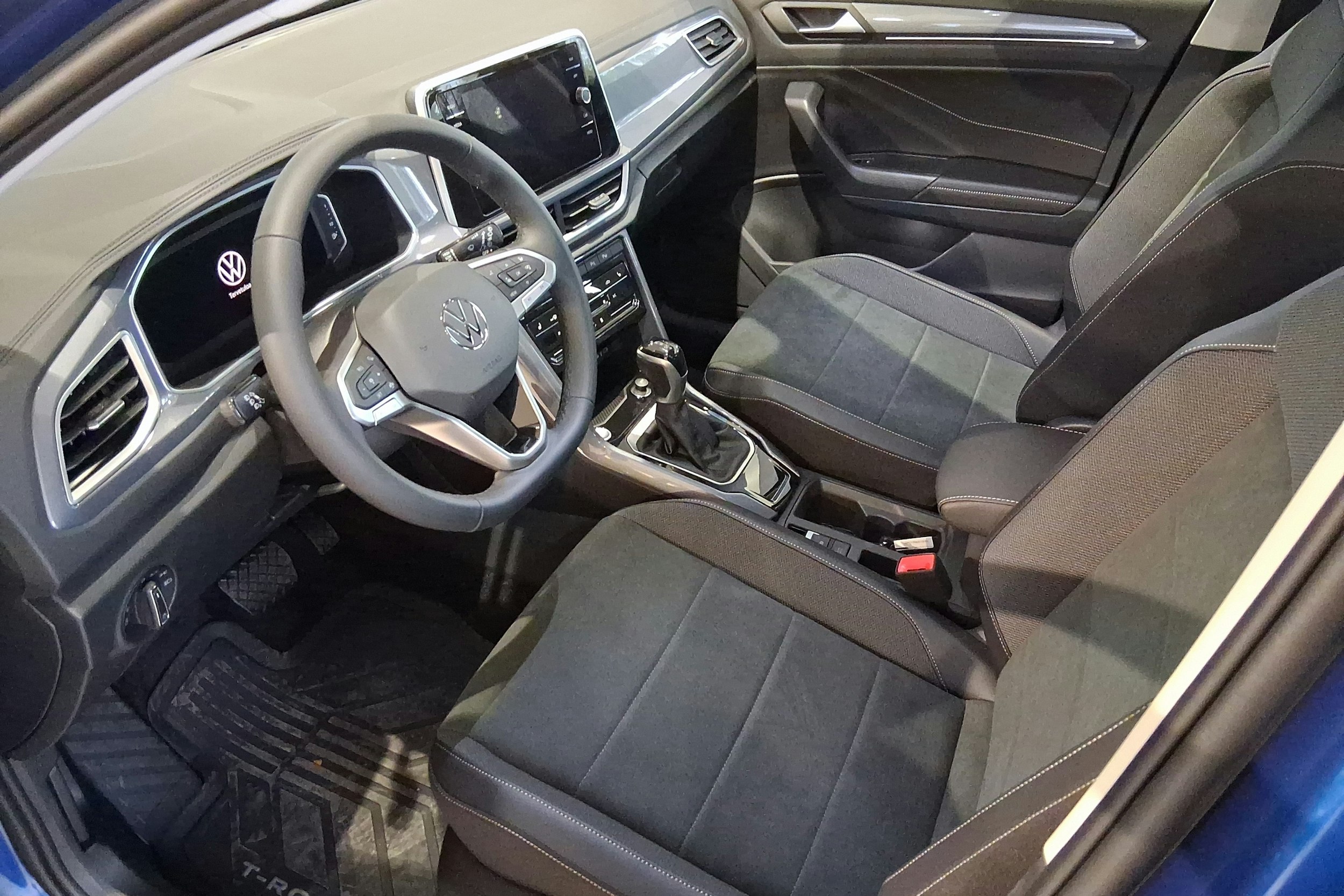 sininen Volkswagen T-Roc 2025 kuva 6.
