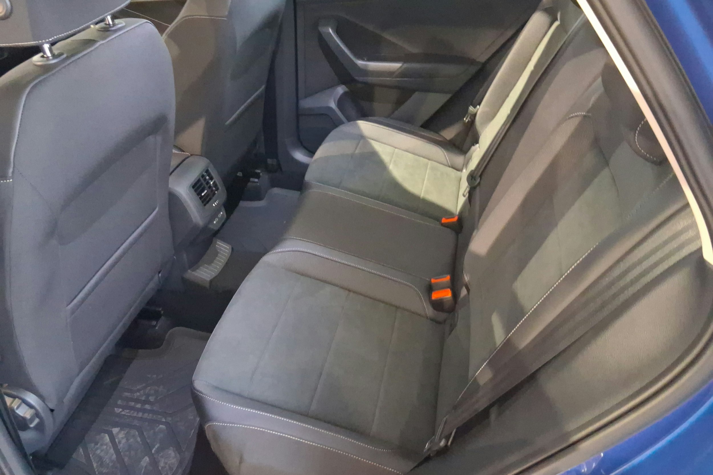sininen Volkswagen T-Roc 2025 kuva 8.