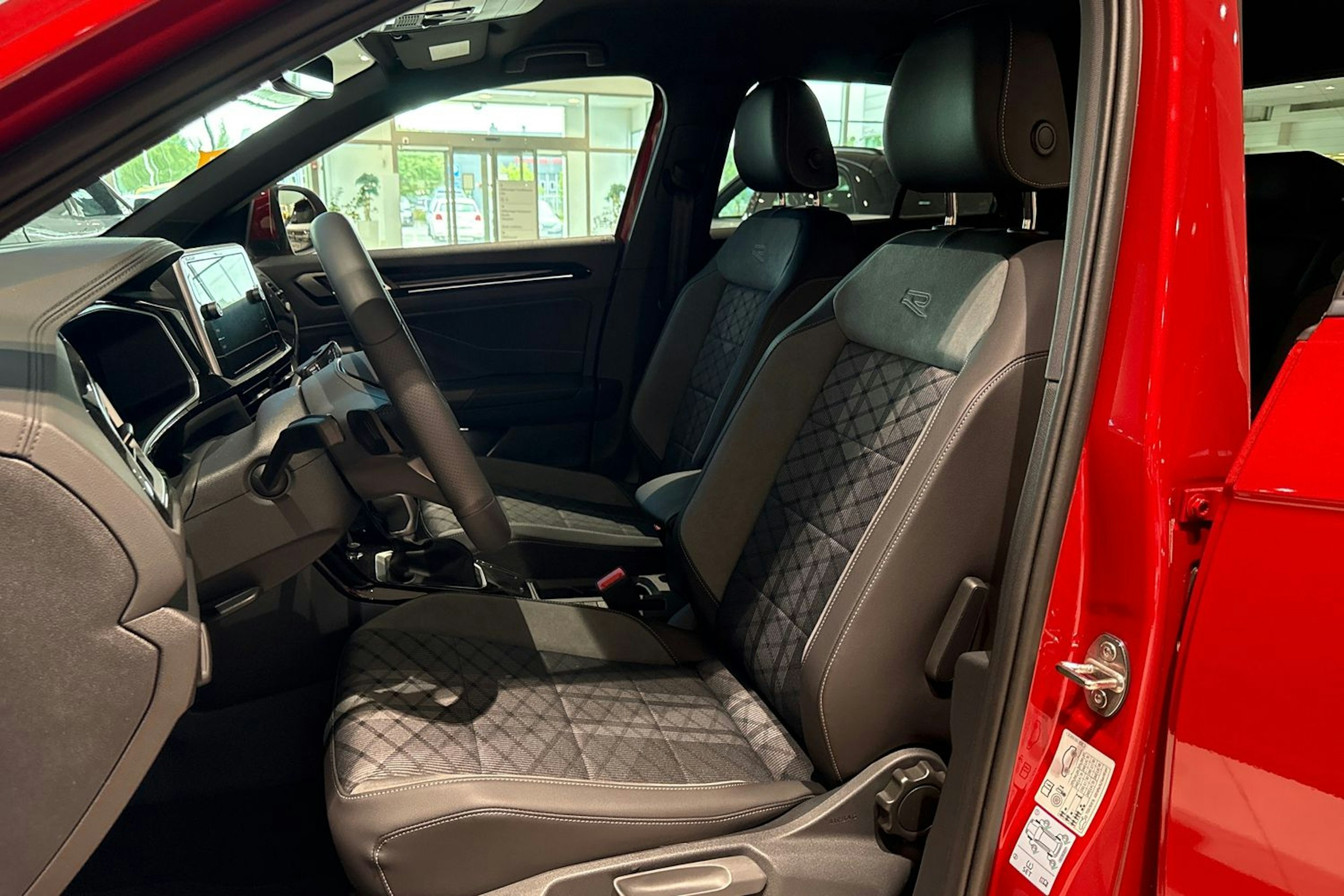 punainen Volkswagen T-Roc 2025 kuva 11.