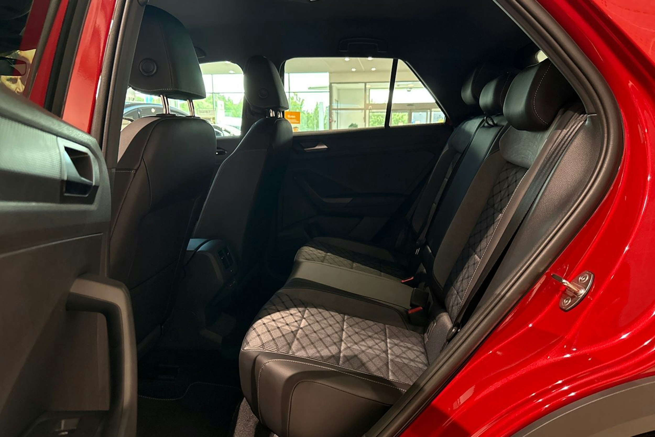 punainen Volkswagen T-Roc 2025 kuva 12.