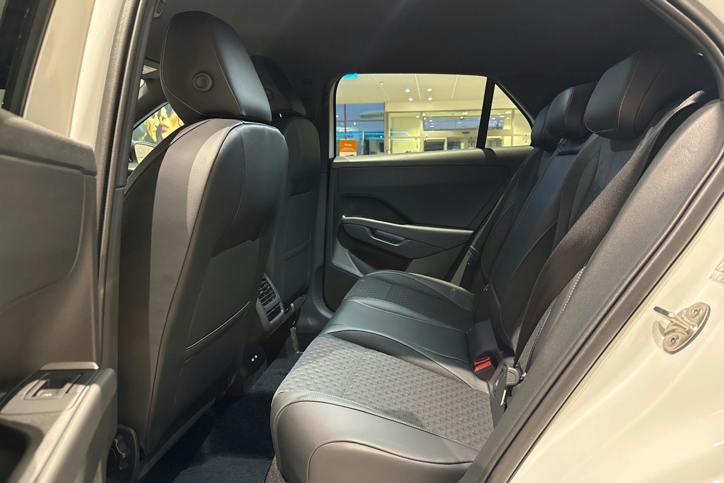 valkoinen Volkswagen T-Roc 2026 kuva 12.