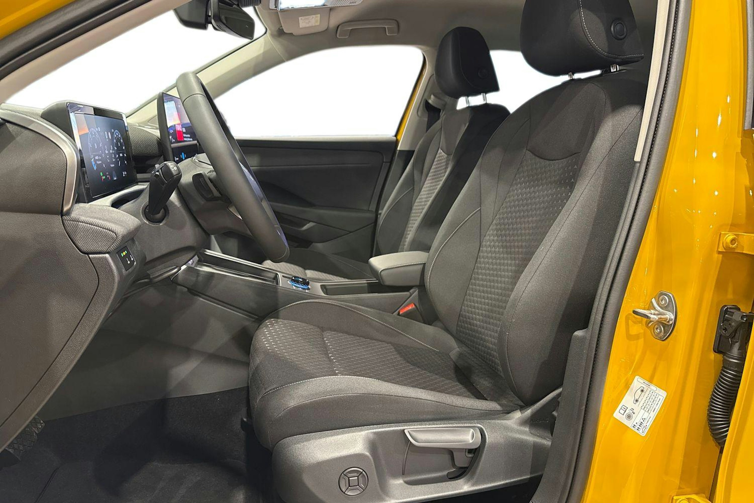 keltainen Volkswagen T-Roc 2026 kuva 8.