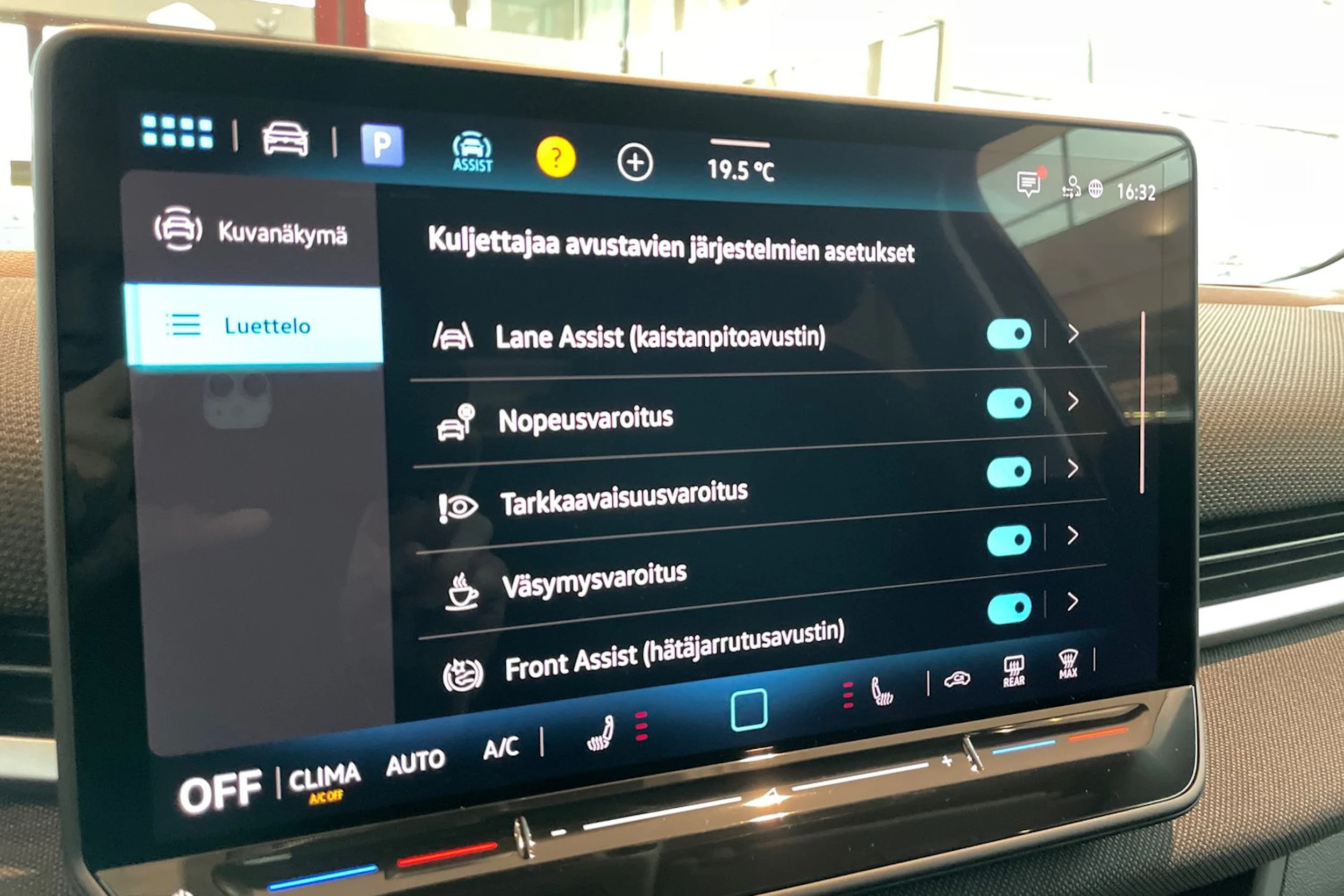 keltainen Volkswagen T-Roc 2026 kuva 16.