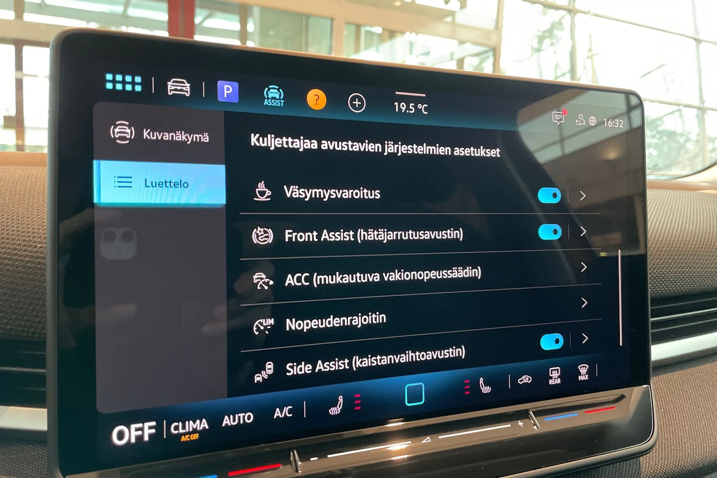 keltainen Volkswagen T-Roc 2026 kuva 17.