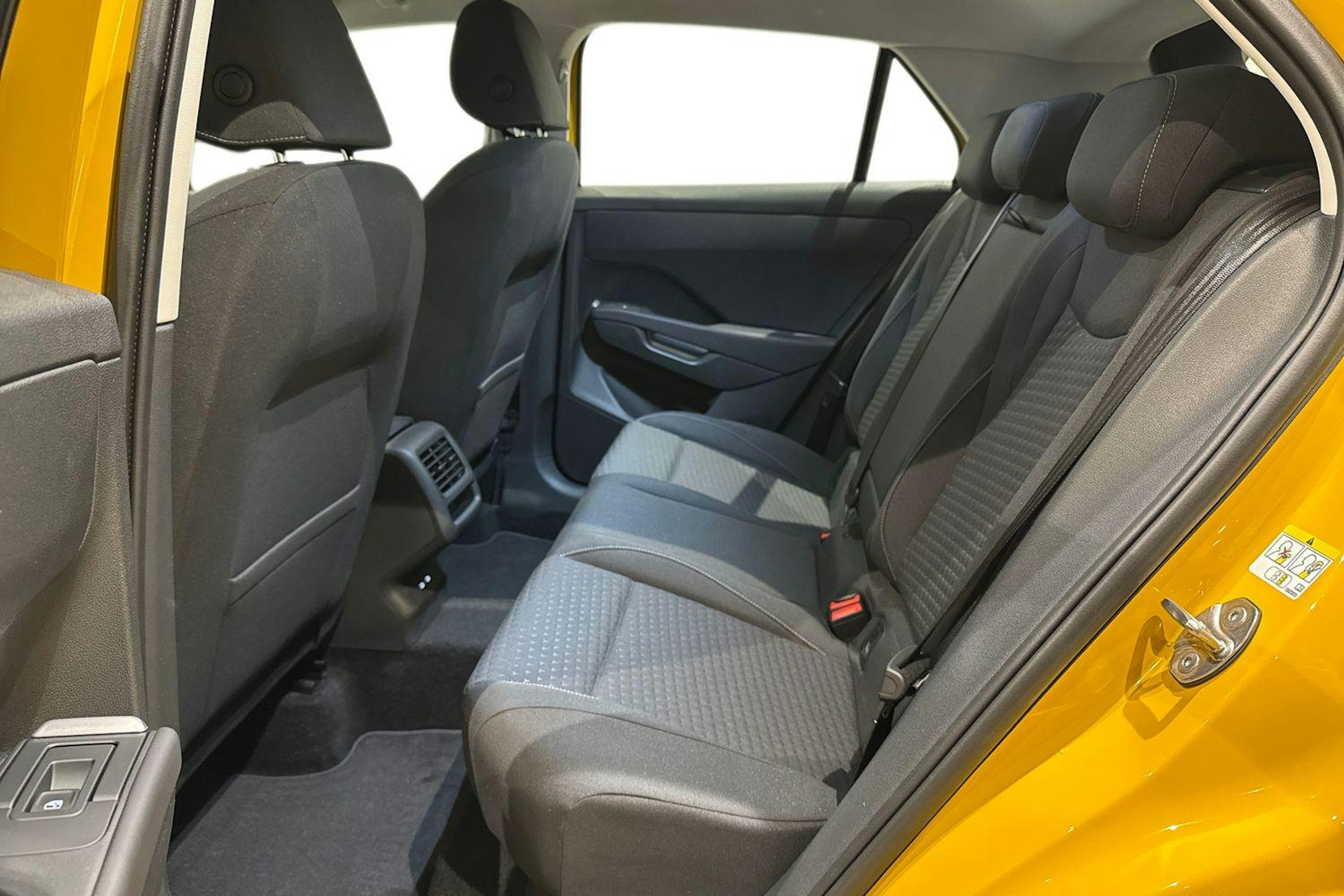 keltainen Volkswagen T-Roc 2026 kuva 8.