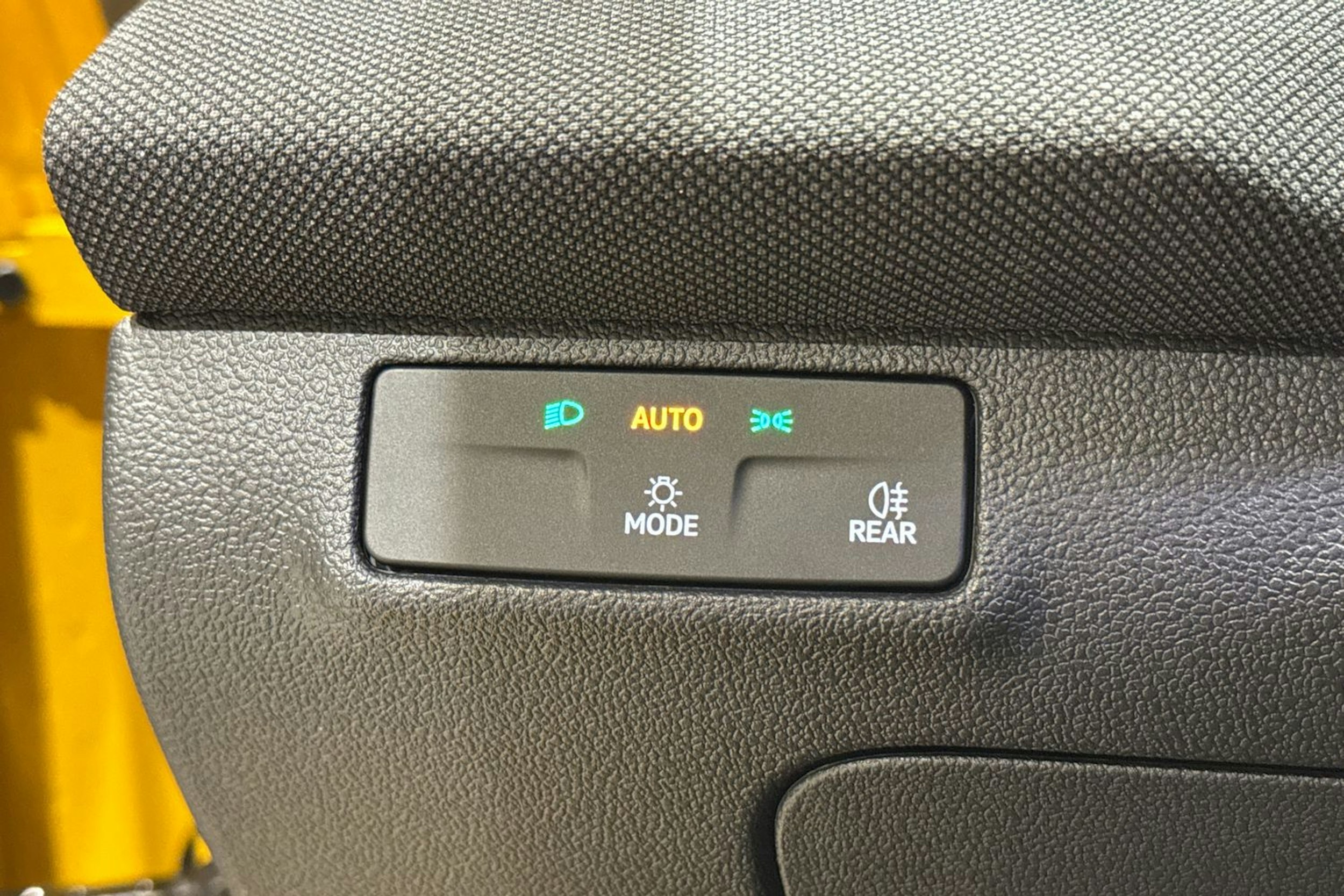 keltainen Volkswagen T-Roc 2026 kuva 15.