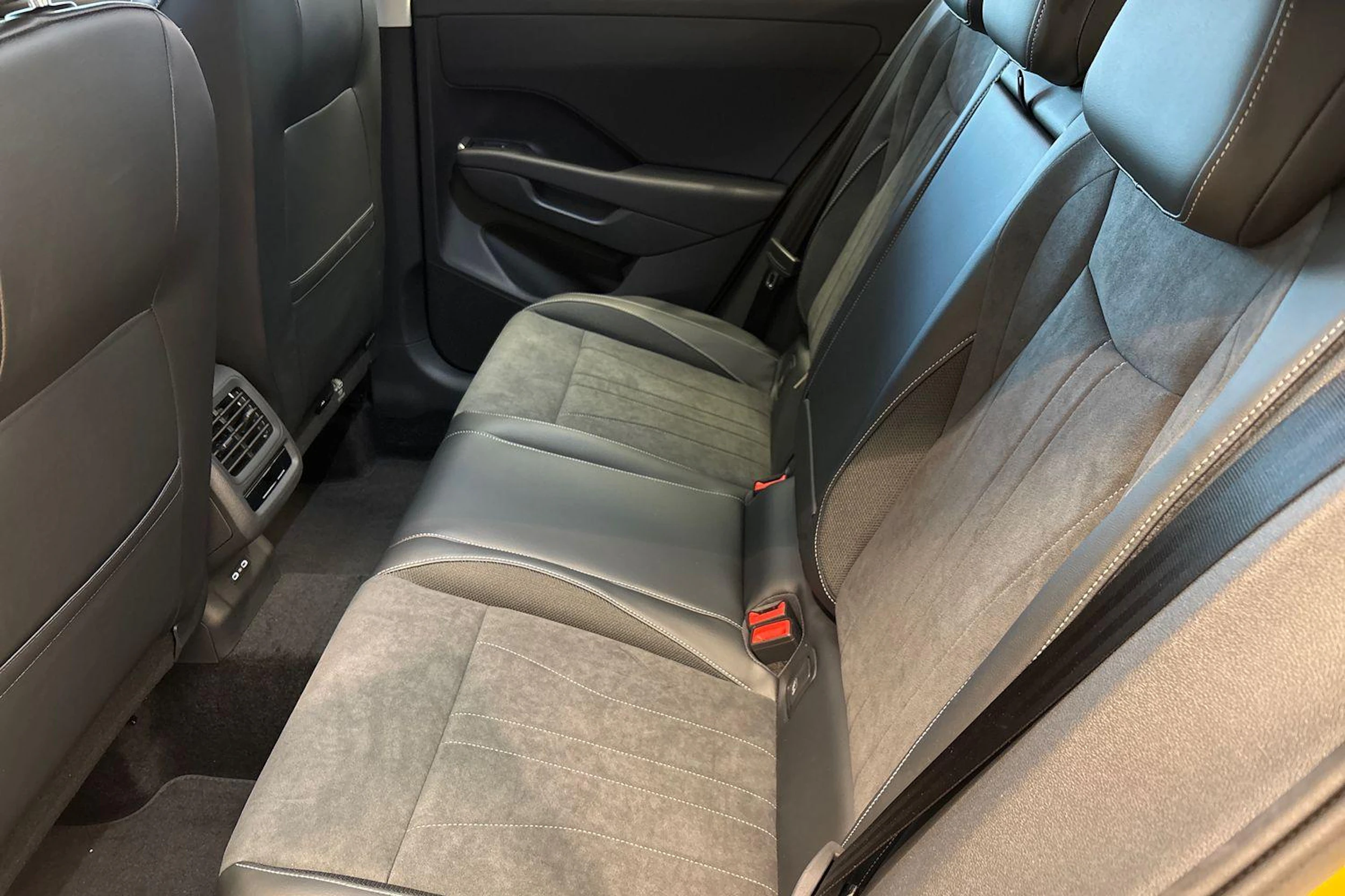 keltainen Volkswagen T-Roc 2026 kuva 8.