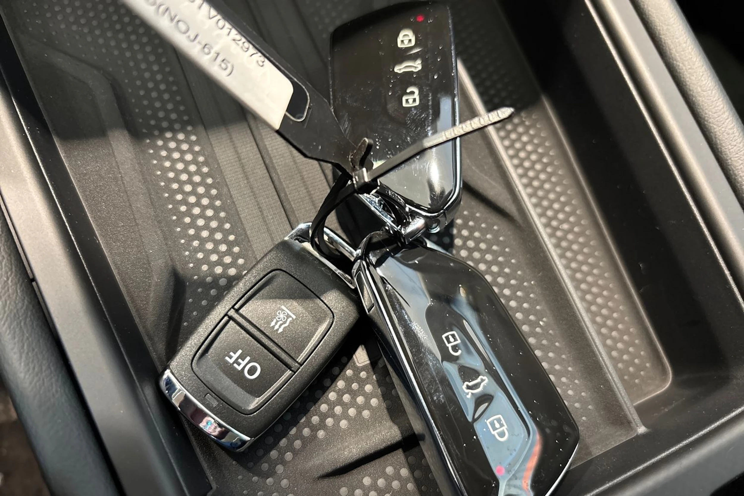 keltainen Volkswagen T-Roc 2026 kuva 21.