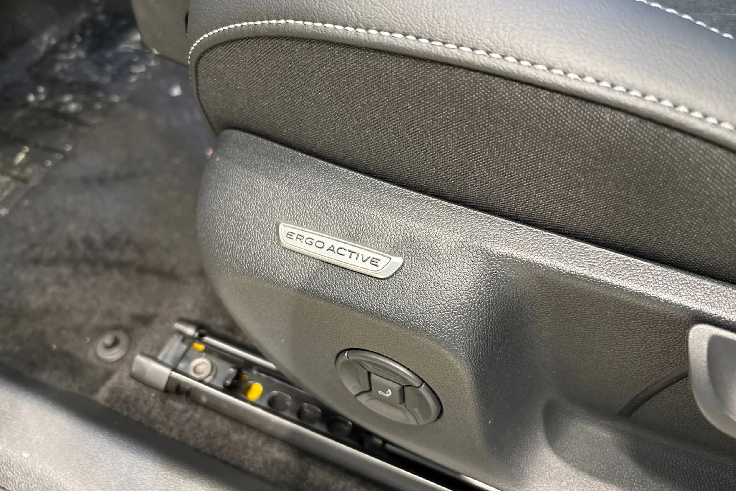 keltainen Volkswagen T-Roc 2026 kuva 27.