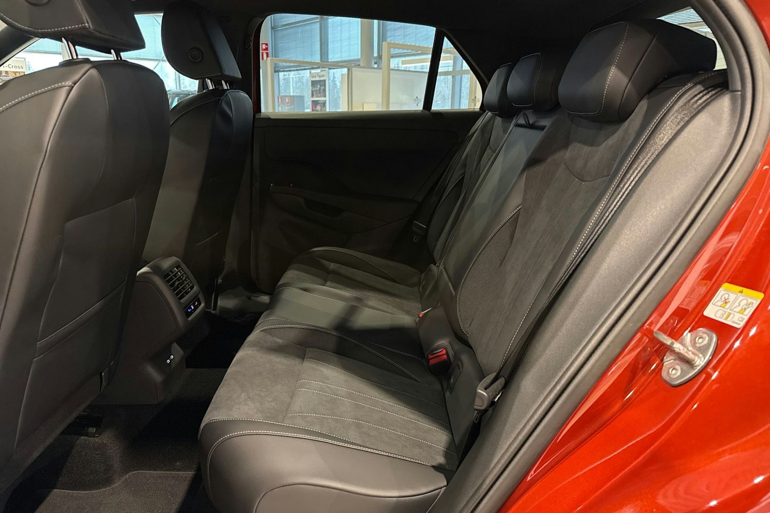 met. punainen Volkswagen T-Roc 2026 kuva 13.