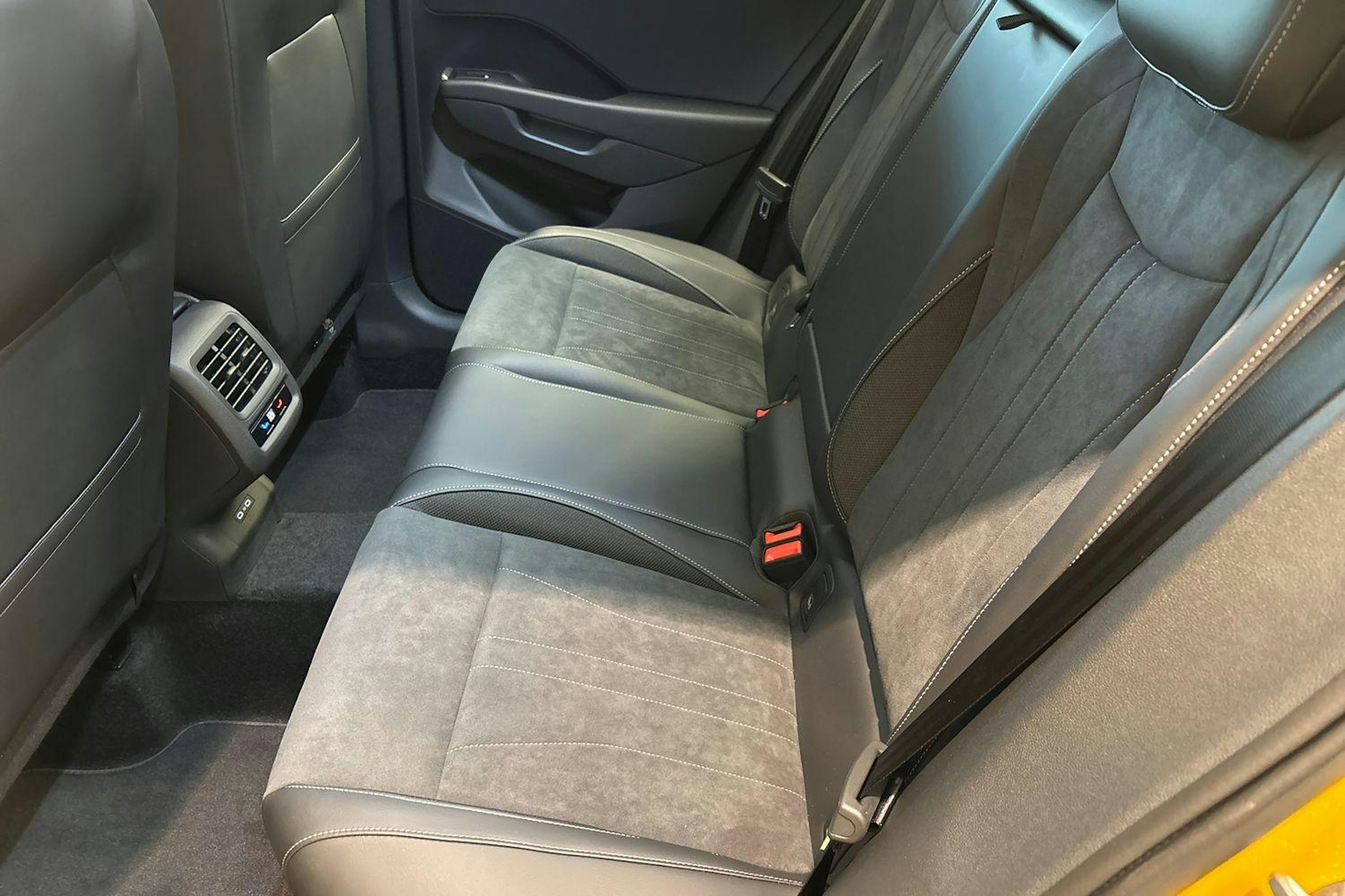 keltainen Volkswagen T-Roc 2026 kuva 8.