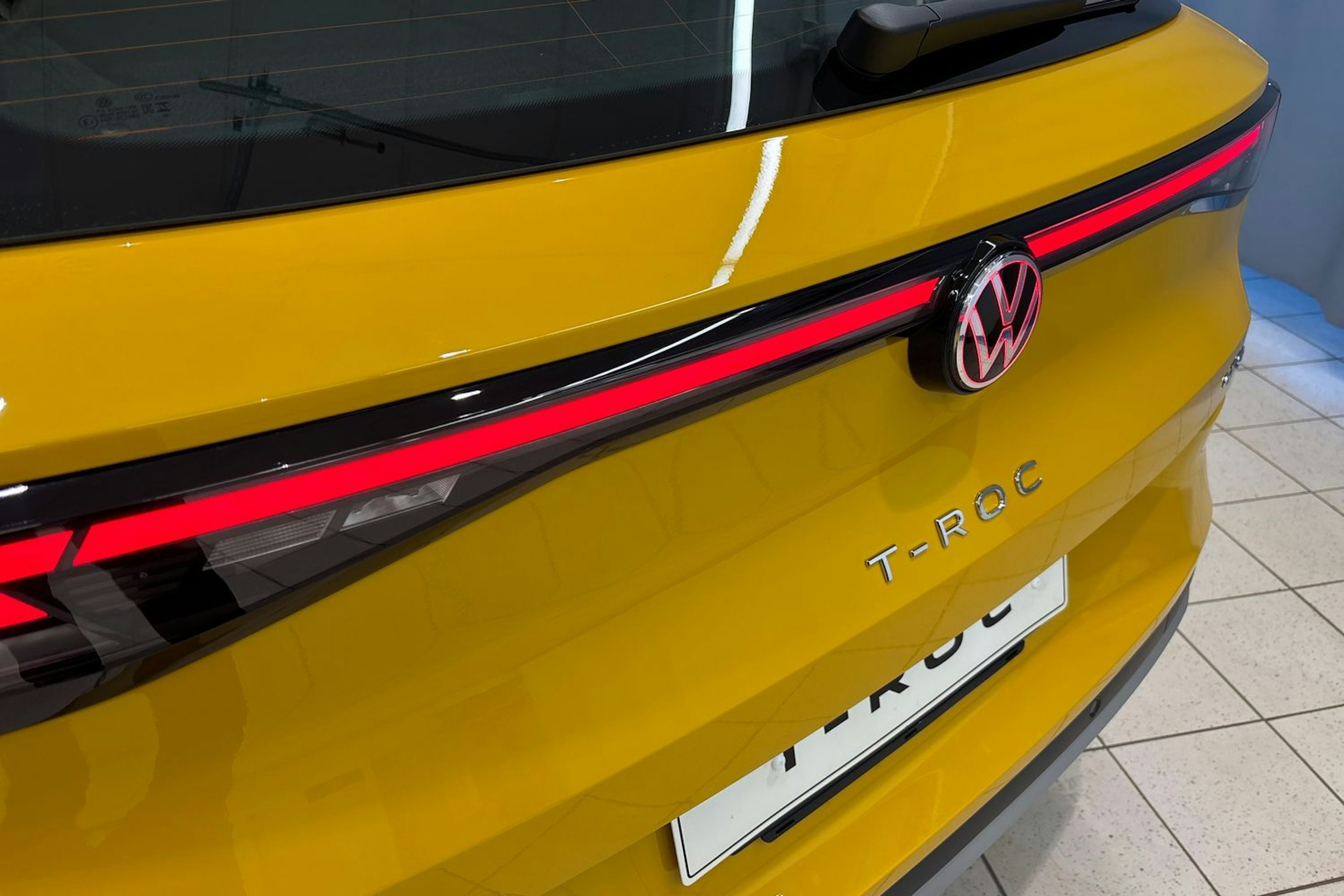 keltainen Volkswagen T-Roc 2026 kuva 32.