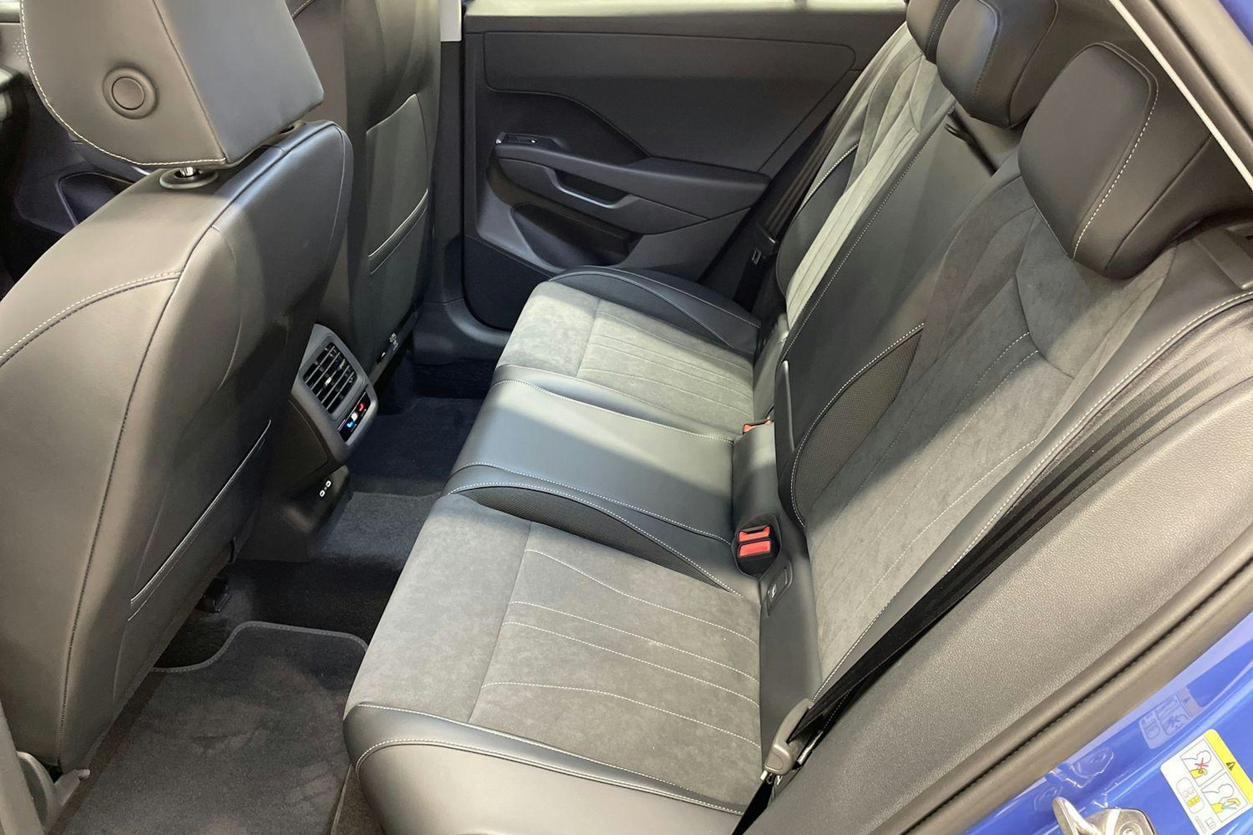 sininen Volkswagen T-Roc 2026 kuva 8.