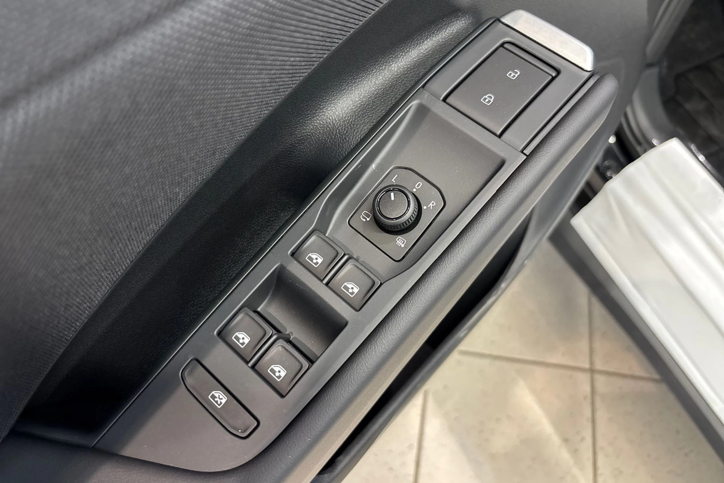musta Volkswagen T-Roc 2026 kuva 24.