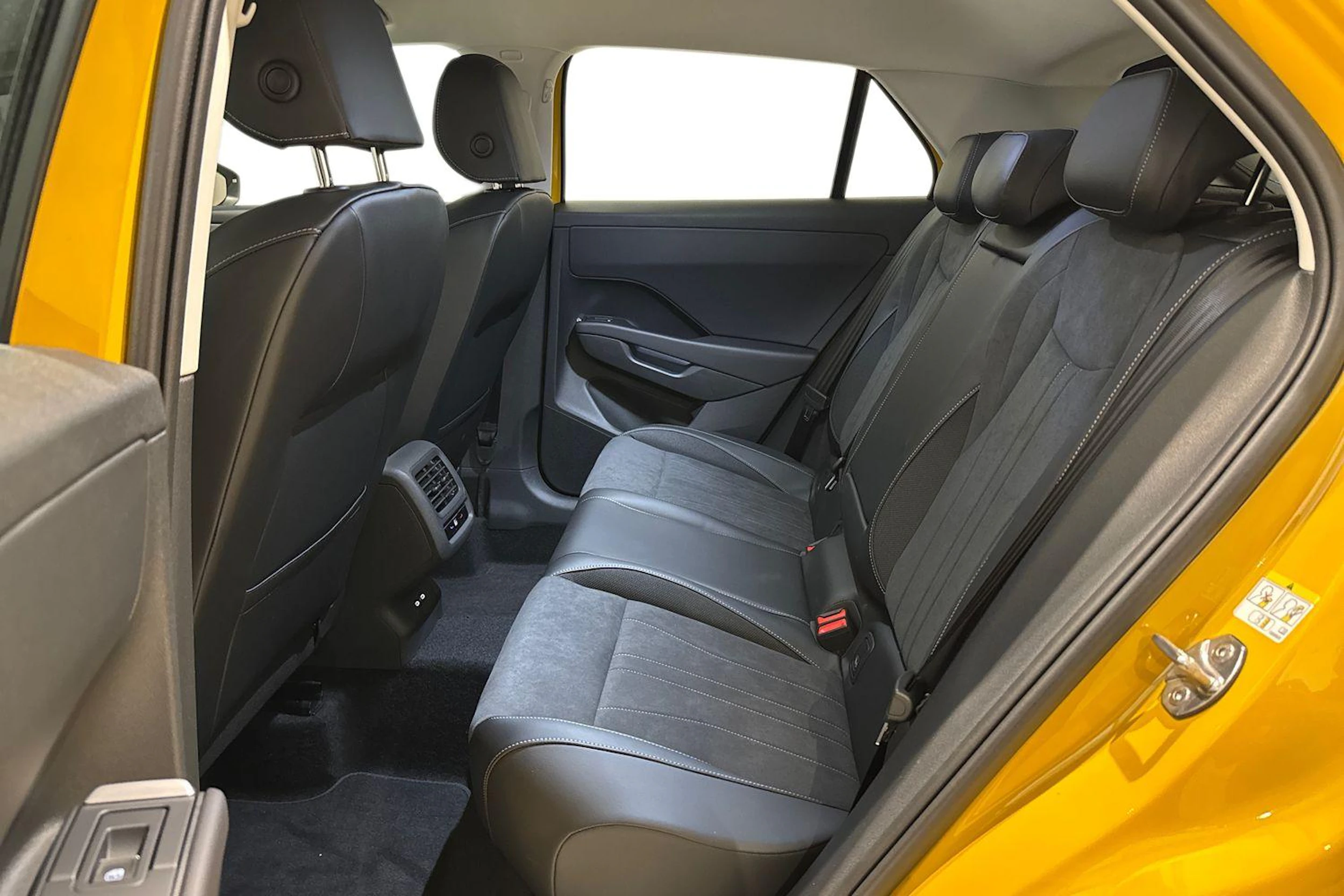 keltainen Volkswagen T-Roc 2026 kuva 8.