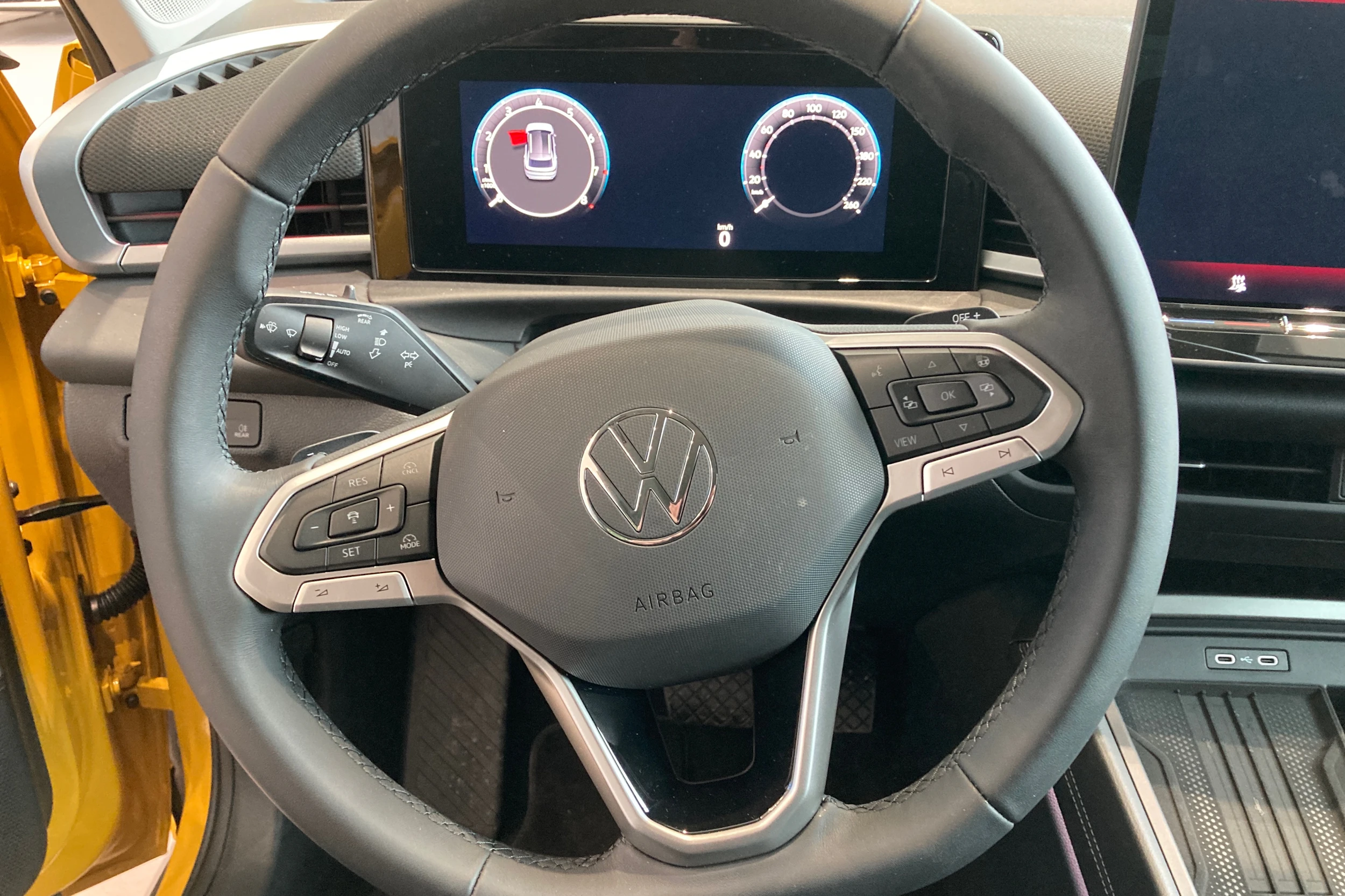 keltainen Volkswagen T-Roc 2026 kuva 14.