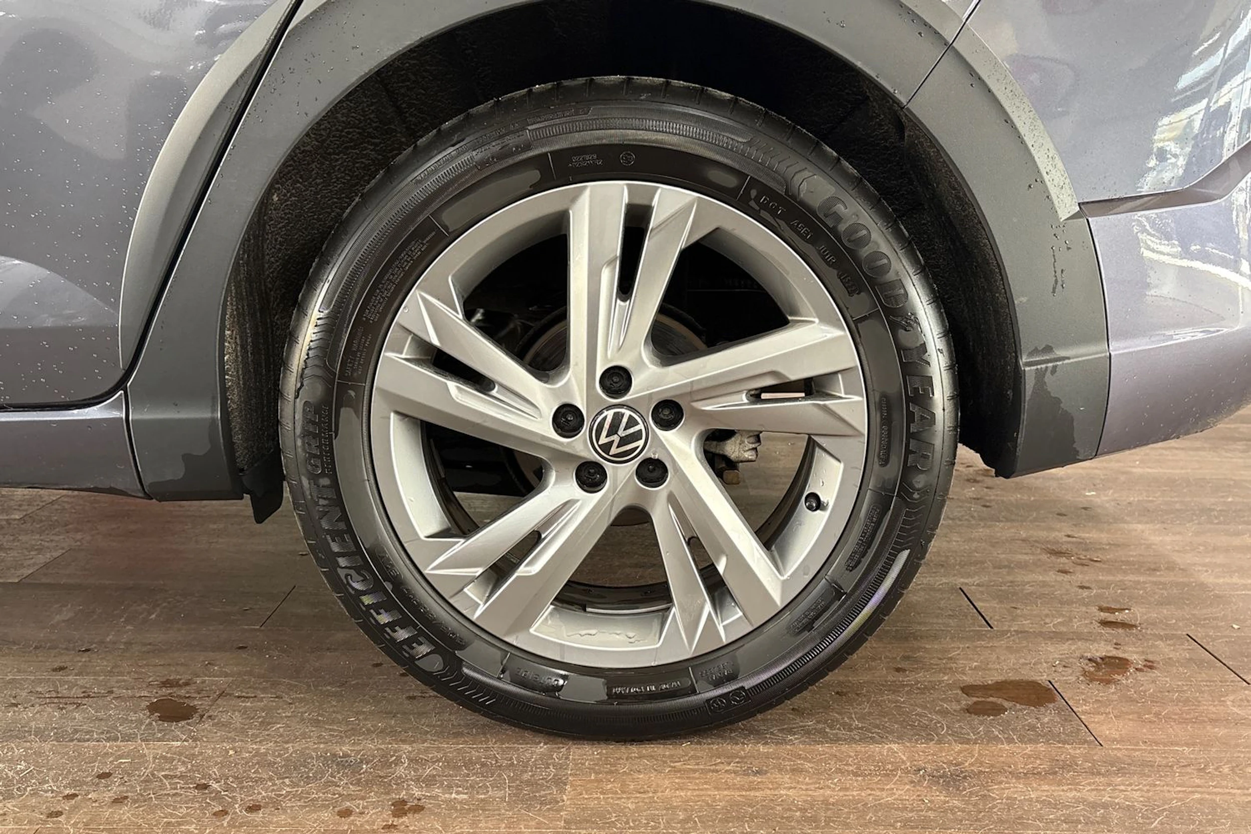 harmaa Volkswagen Taigo 2022 kuva 10.