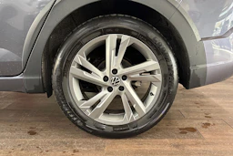 harmaa Volkswagen Taigo 2022 kuva 10.