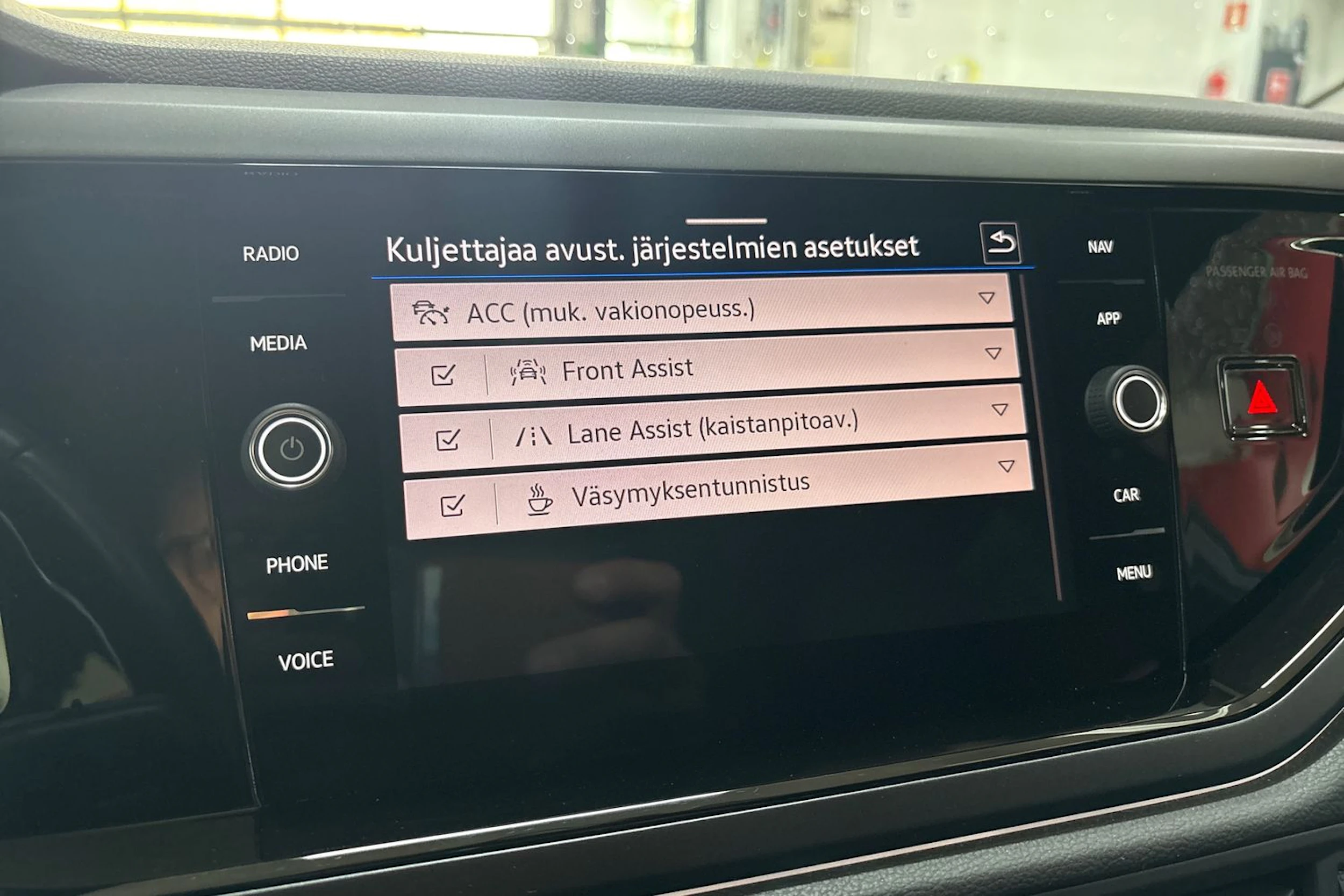 harmaa Volkswagen Taigo 2022 kuva 15.