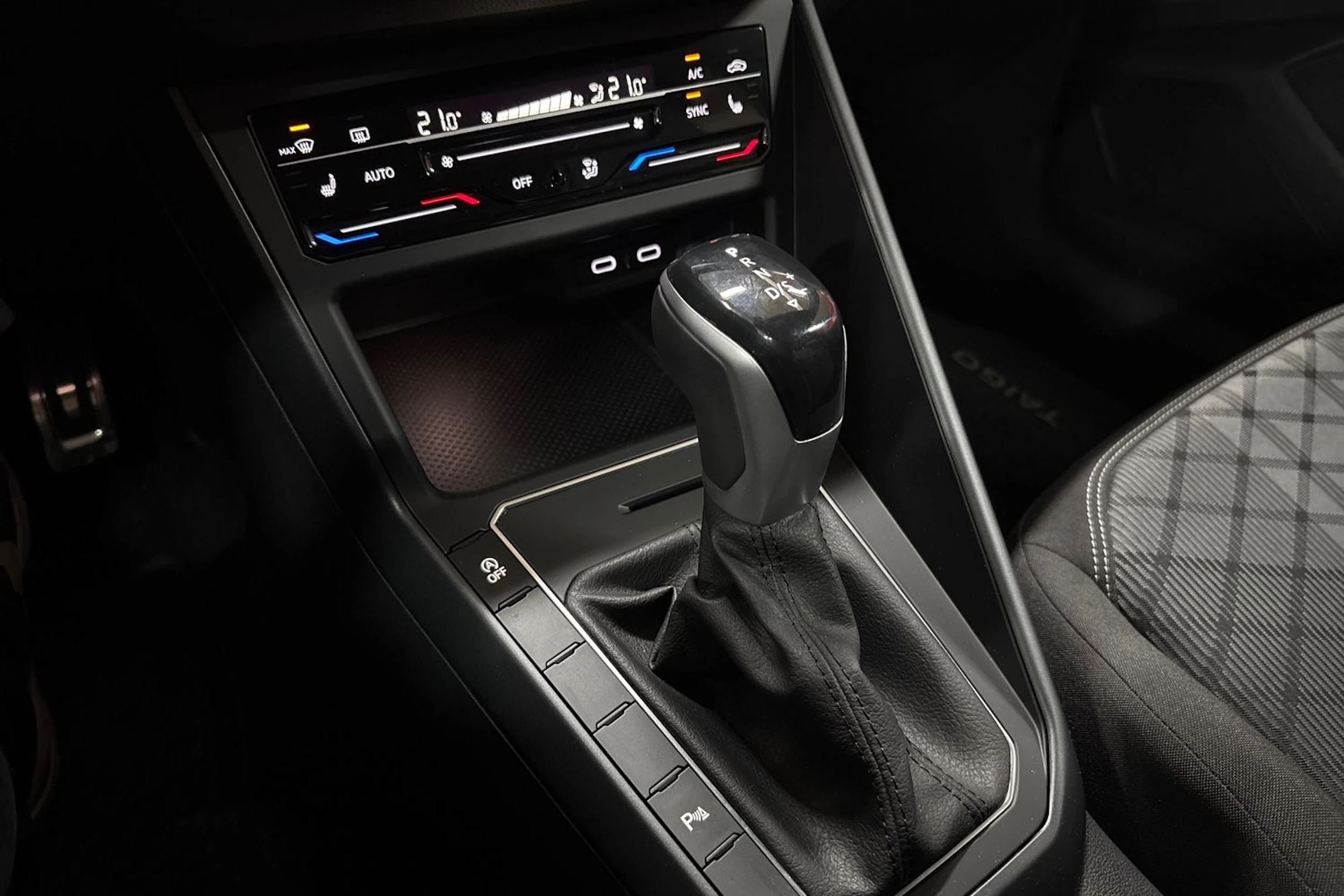 harmaa Volkswagen Taigo 2022 kuva 18.