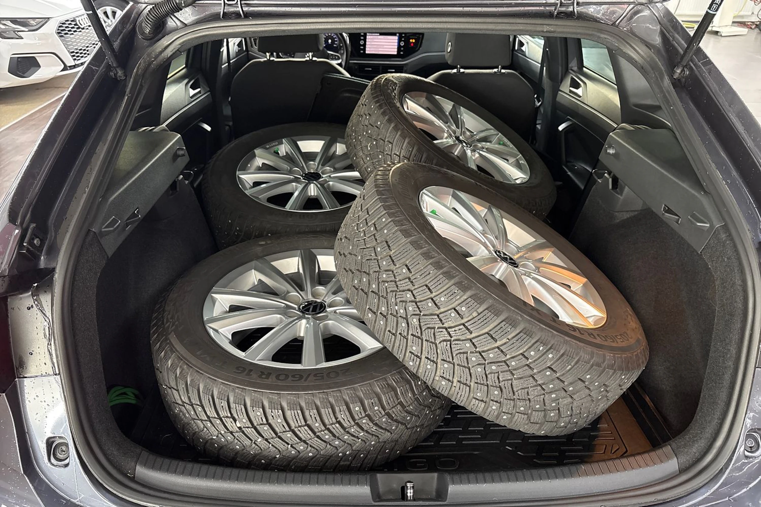 harmaa Volkswagen Taigo 2022 kuva 21.