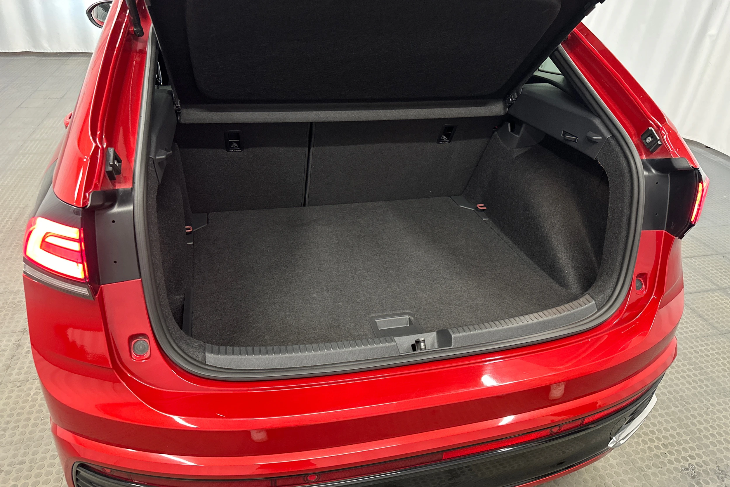 punainen Volkswagen Taigo 2022 kuva 27.