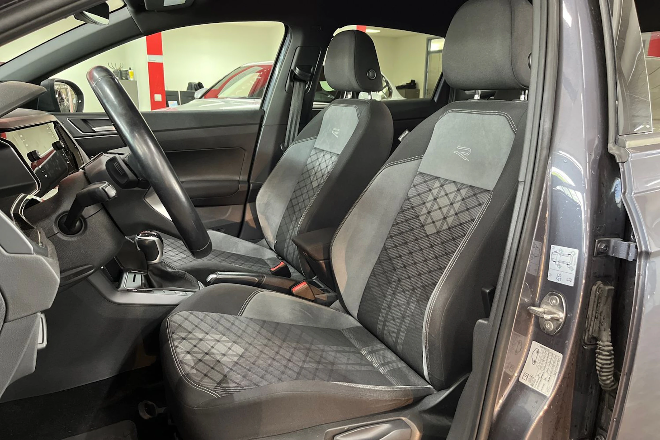 Harmaa Volkswagen Taigo 2022 kuva 29.
