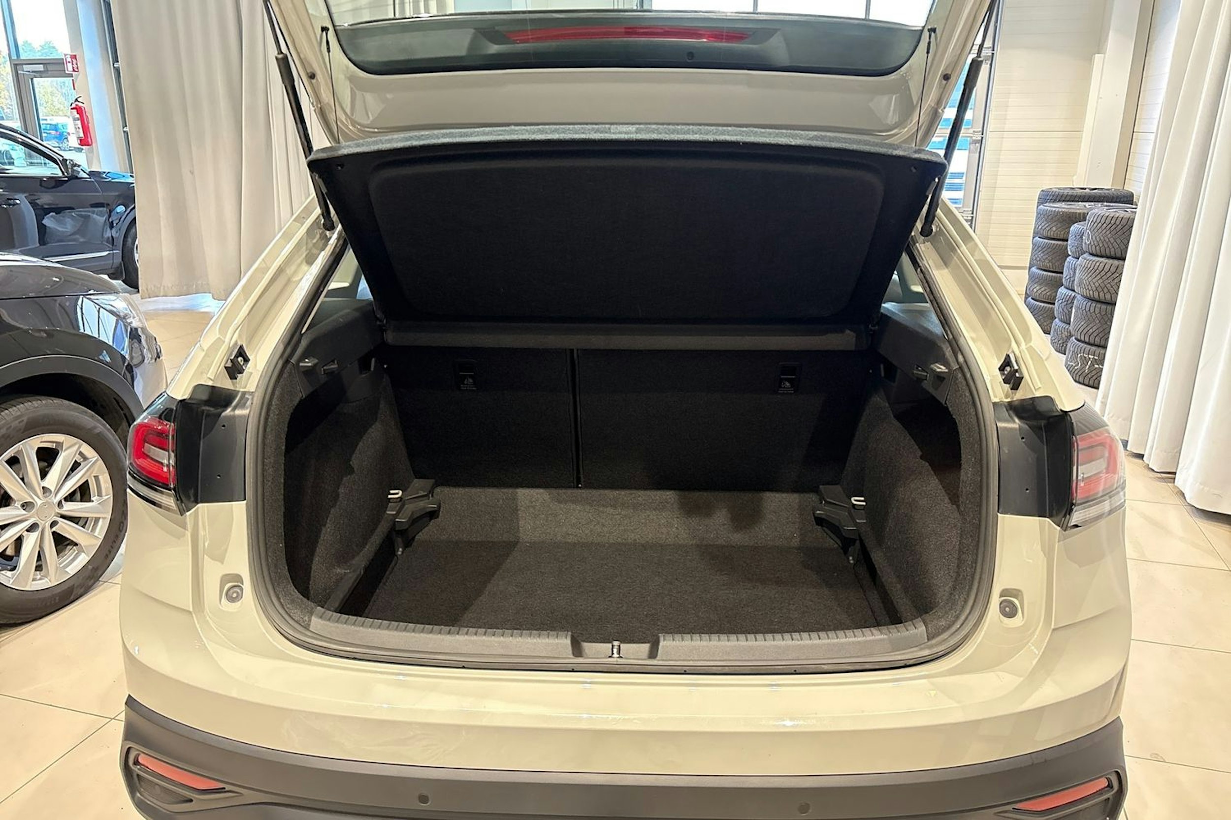 harmaa Volkswagen Taigo 2022 kuva 17.