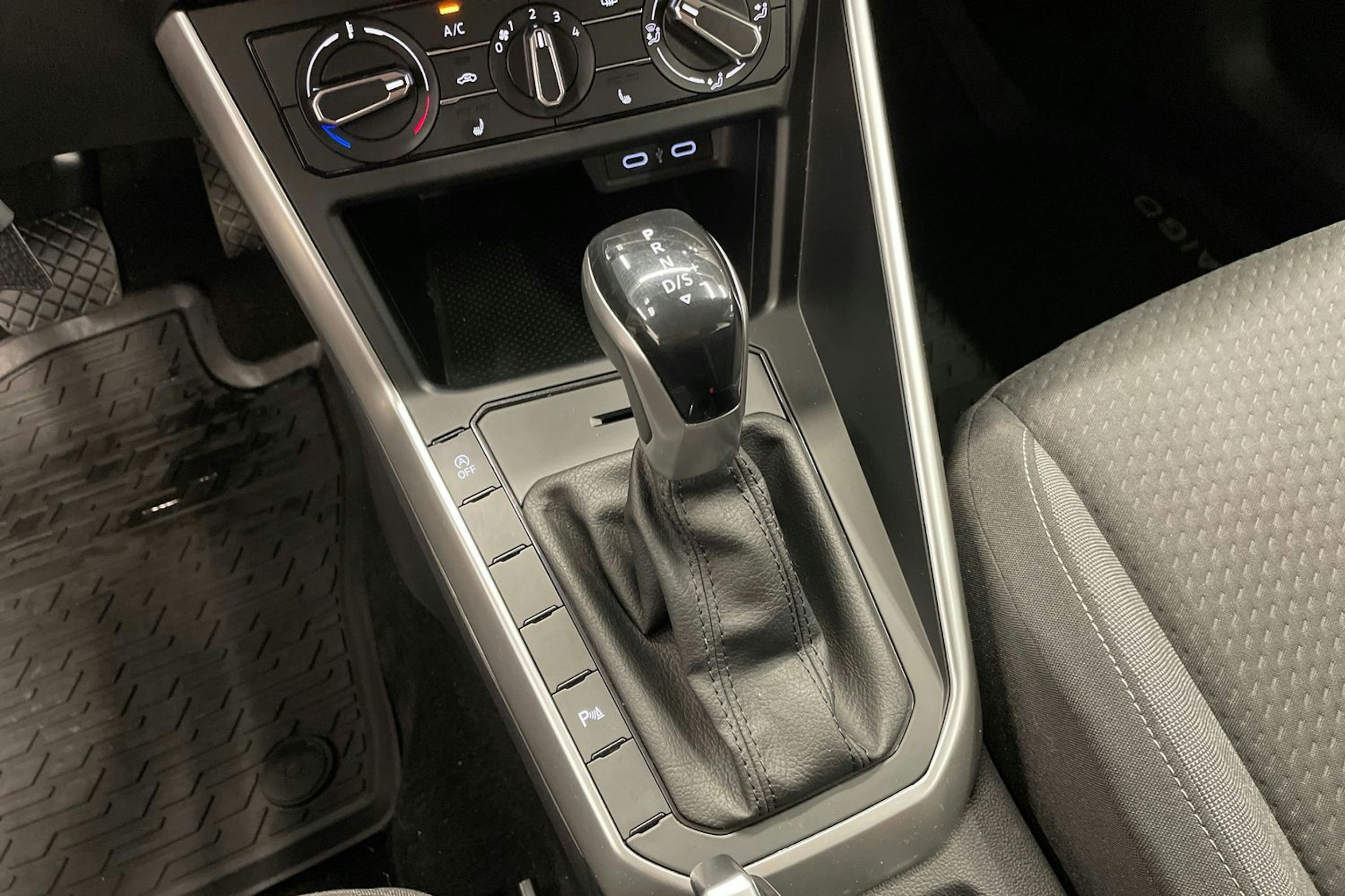 Musta Volkswagen Taigo 2022 kuva 18.