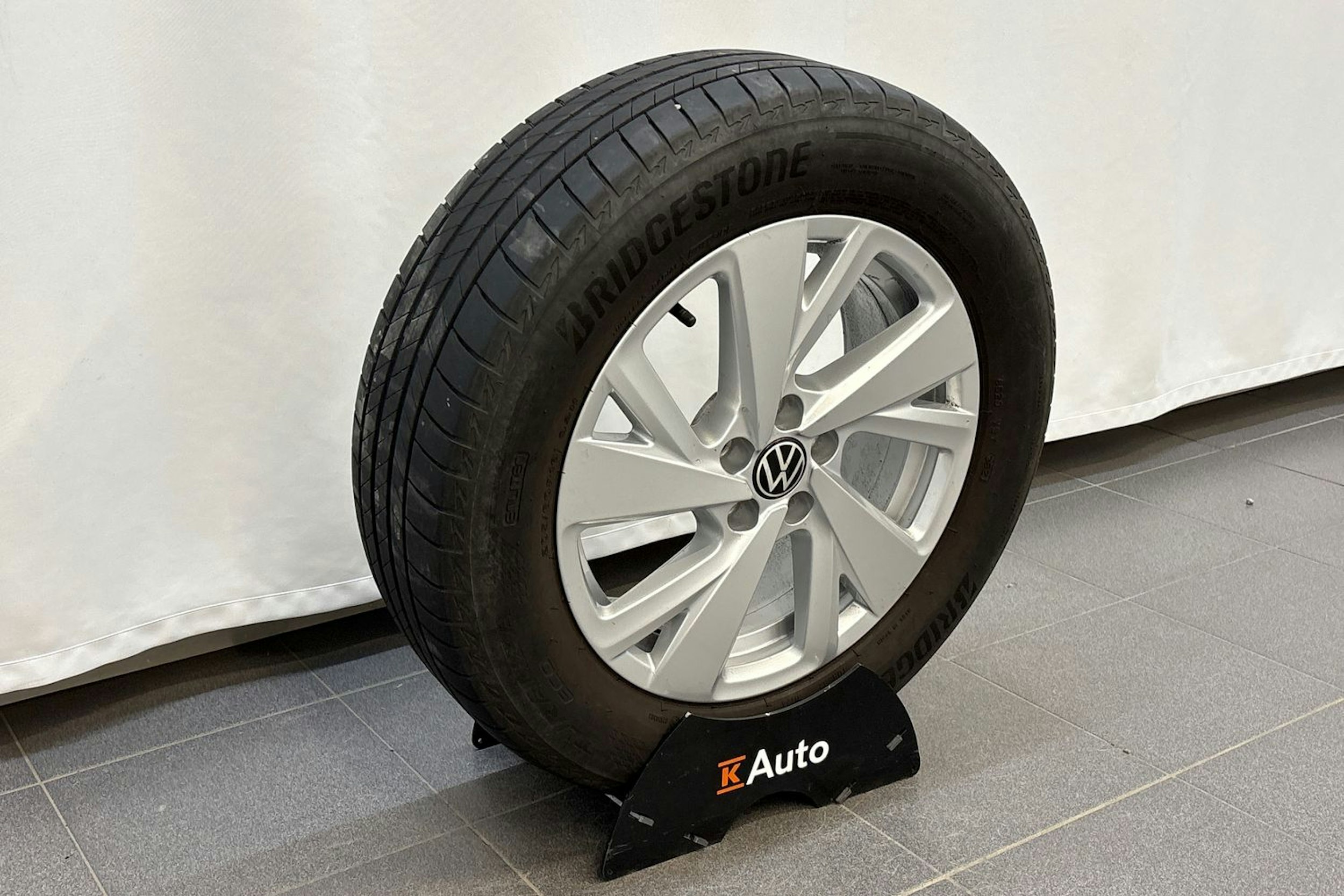 harmaa Volkswagen Taigo 2022 kuva 13.