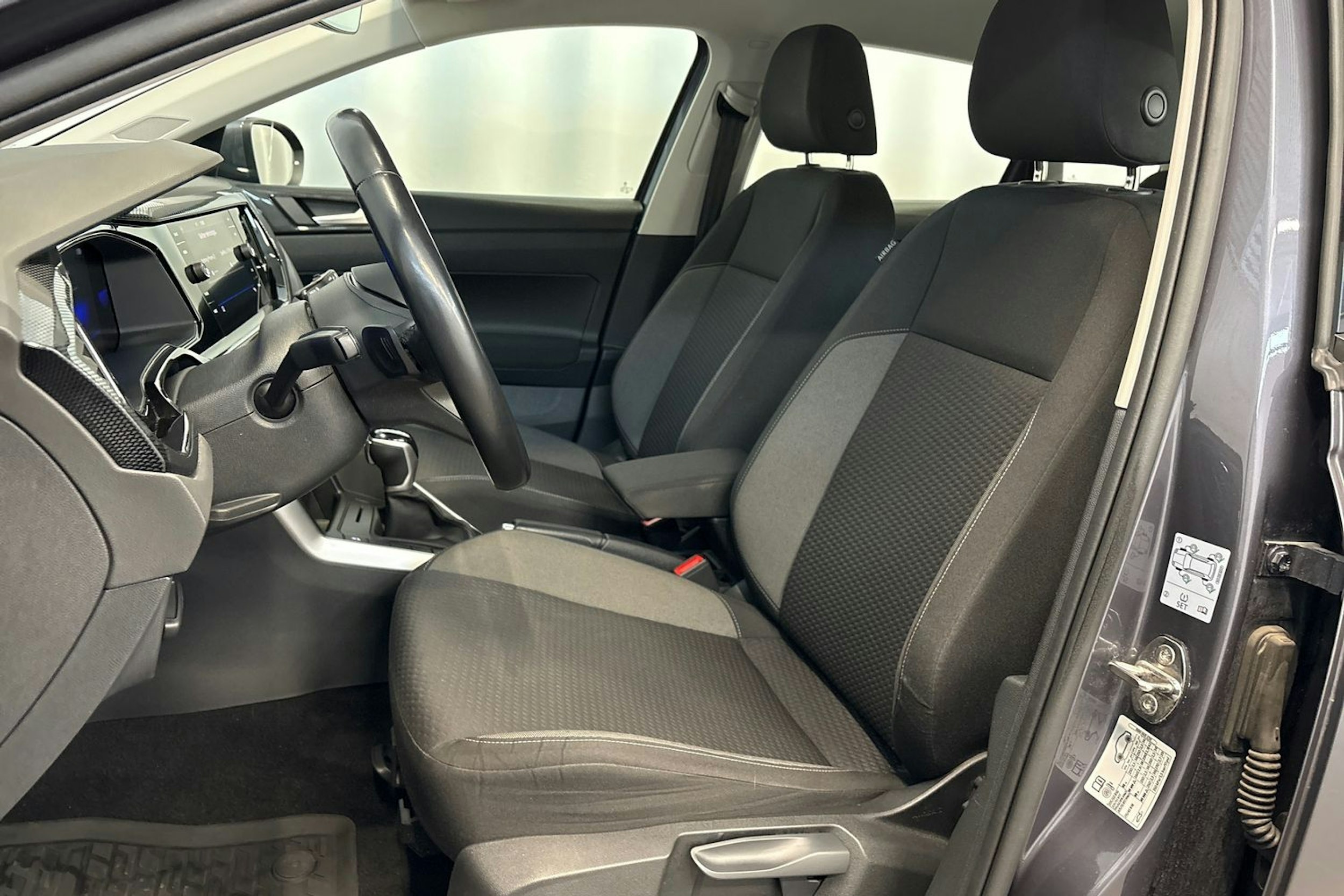 harmaa Volkswagen Taigo 2022 kuva 14.