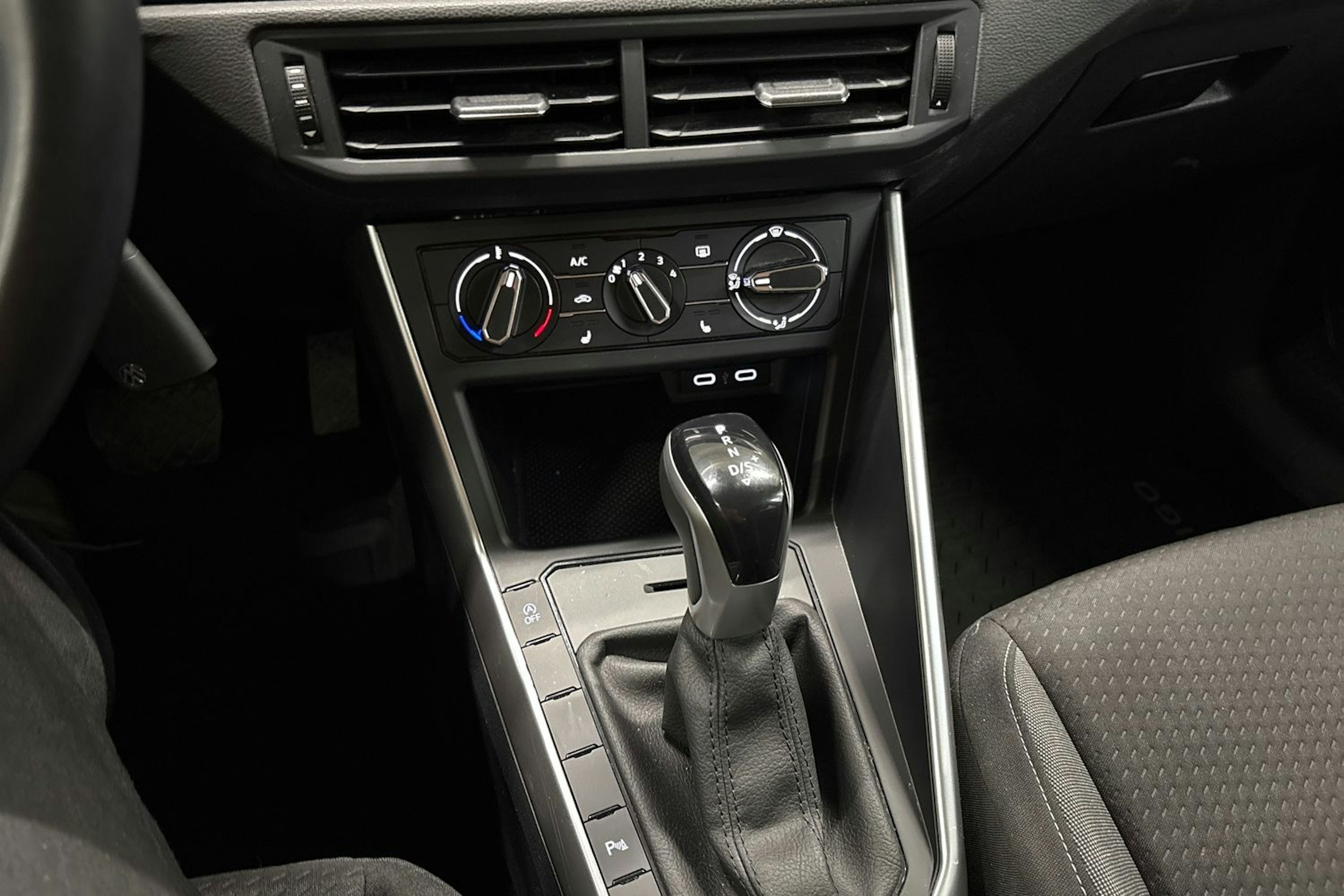 harmaa Volkswagen Taigo 2022 kuva 12.