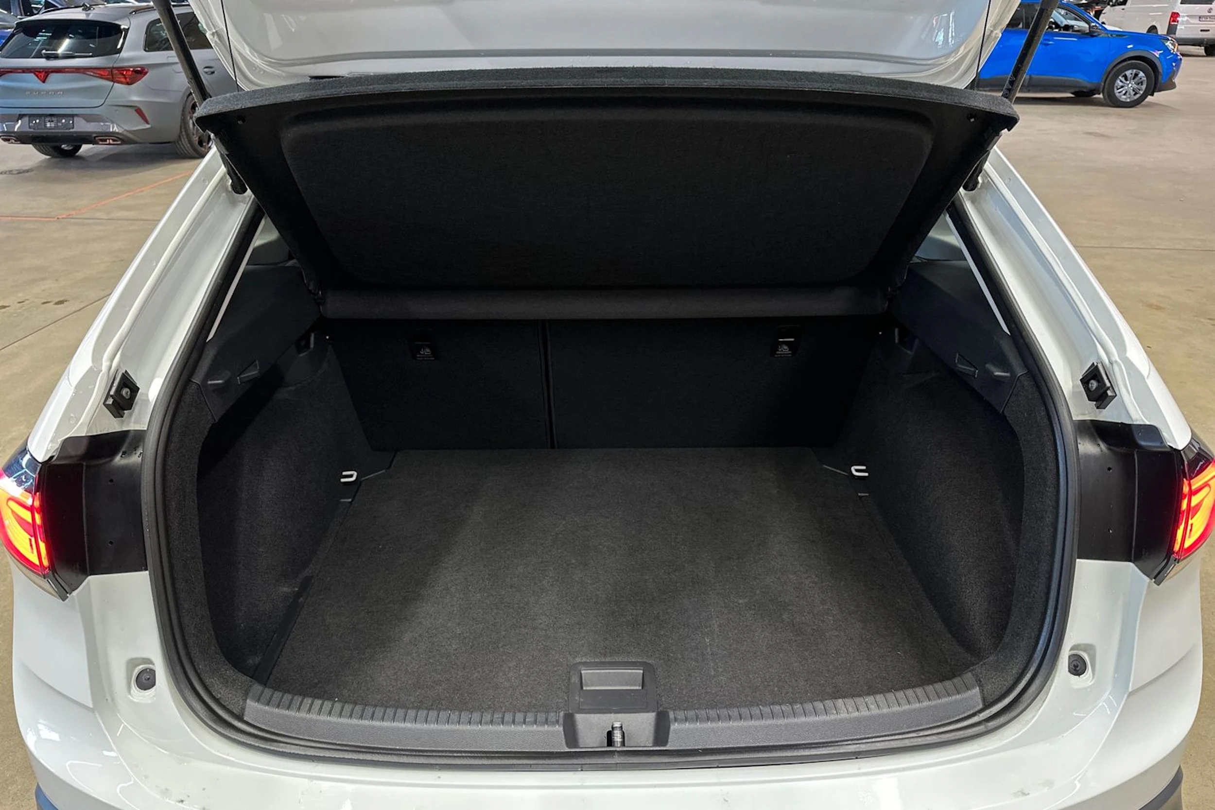 Valkoinen Volkswagen Taigo 2022 kuva 26.