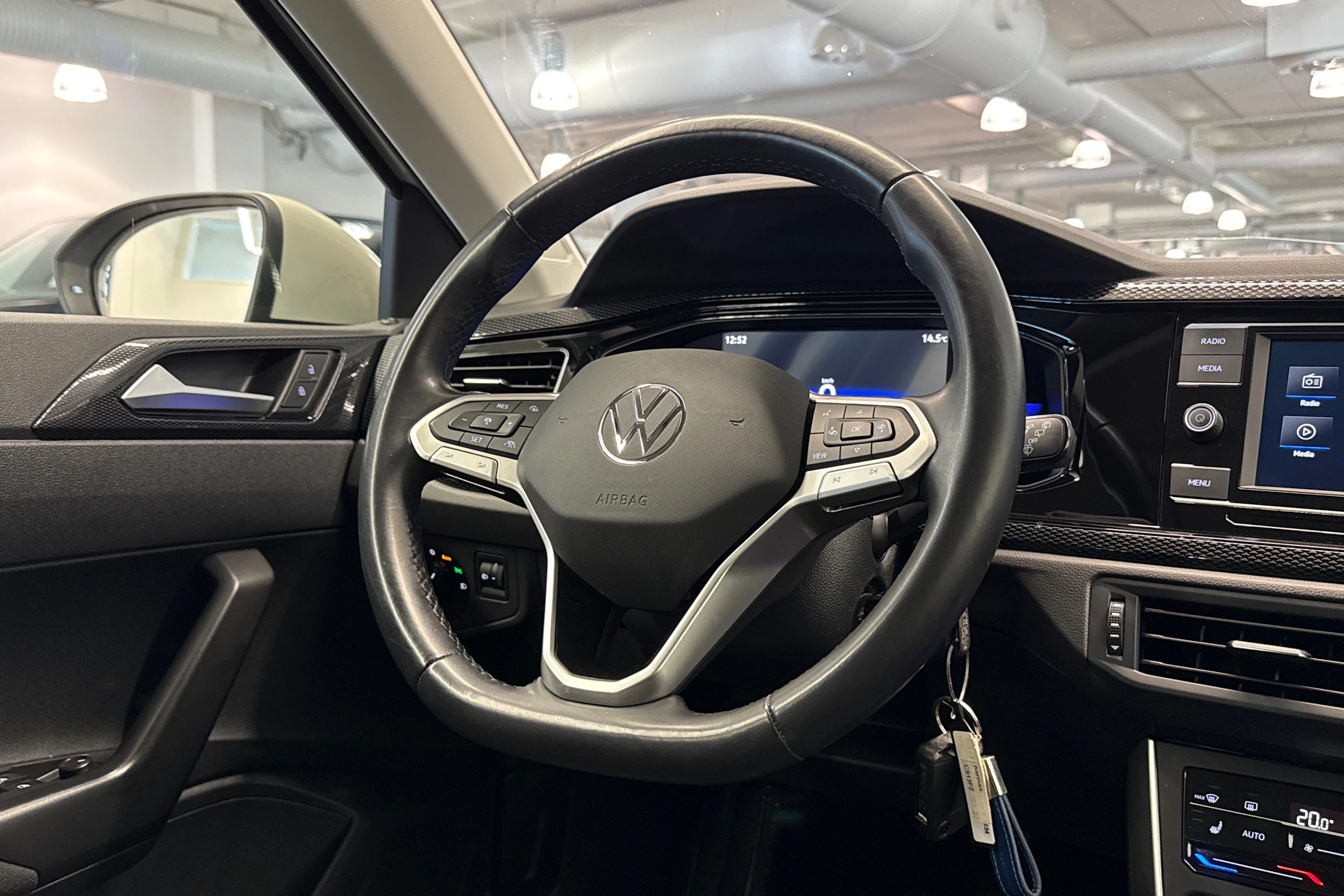 harmaa Volkswagen Taigo 2022 kuva 18.