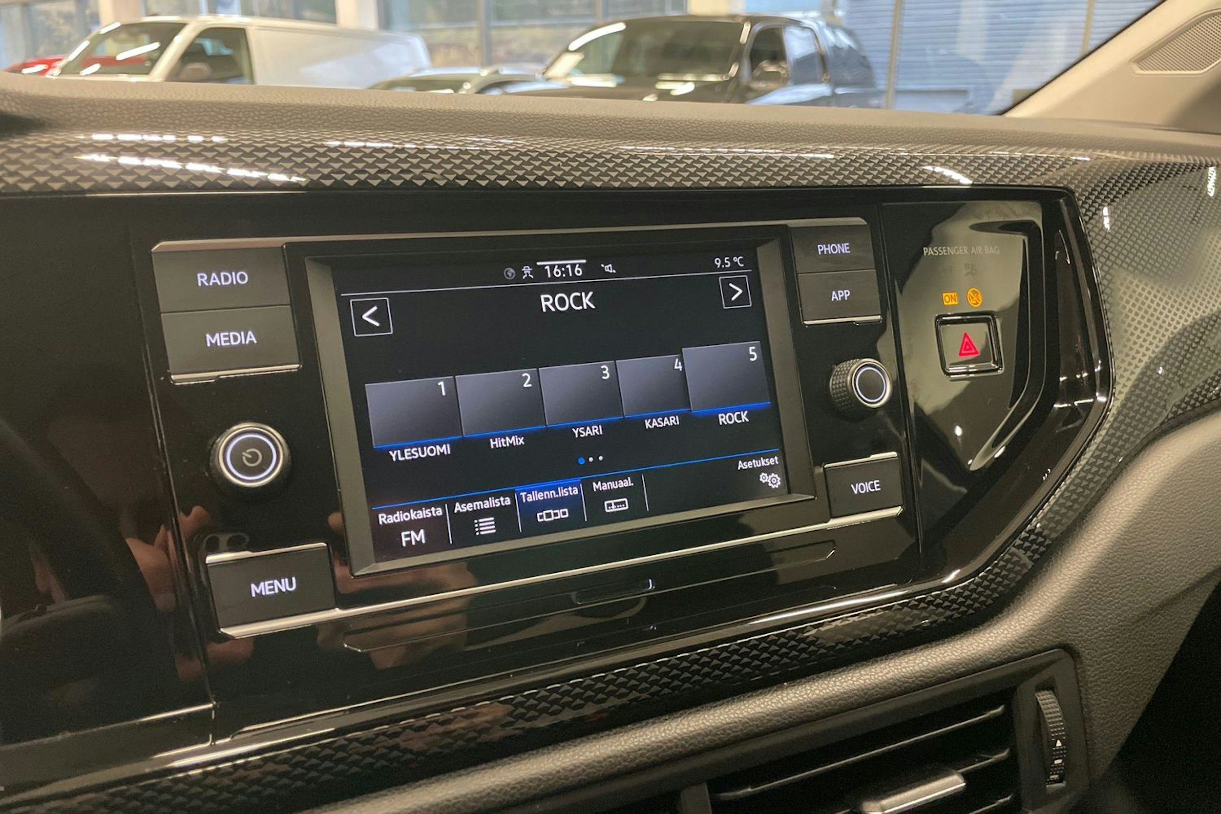 Sininen Volkswagen Taigo 2022 kuva 15.