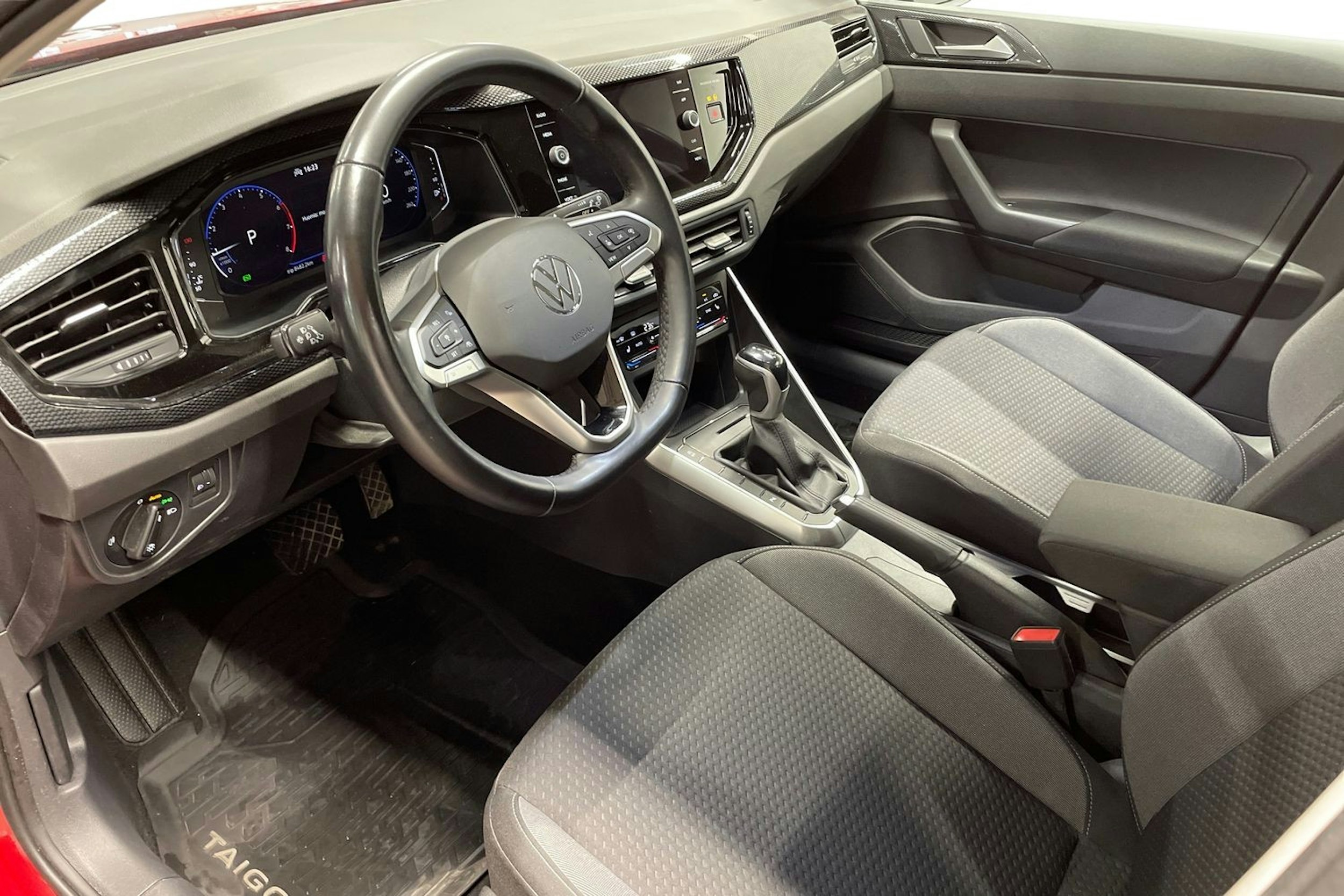 Punainen Volkswagen Taigo 2022 kuva 7.