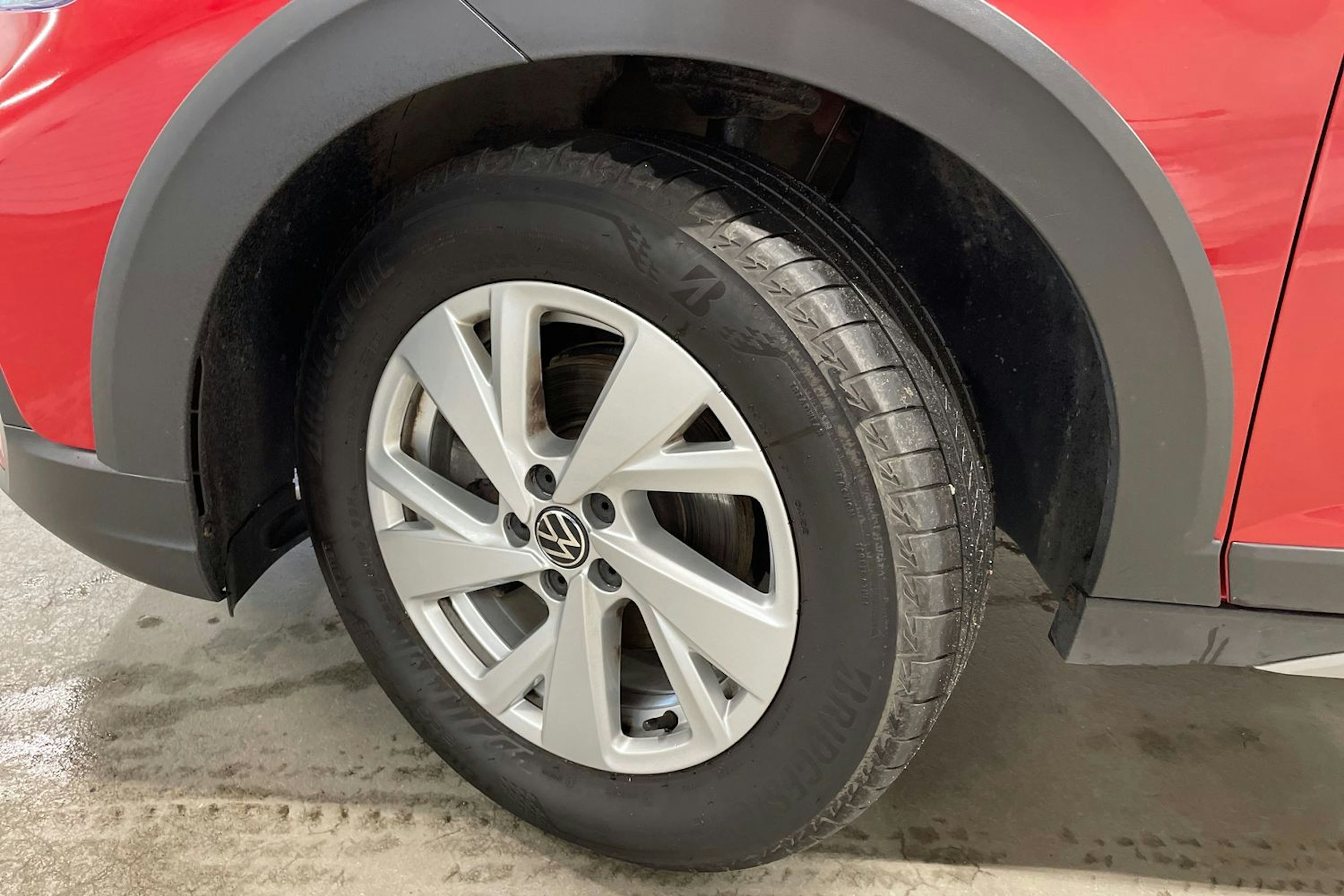 Punainen Volkswagen Taigo 2022 kuva 13.