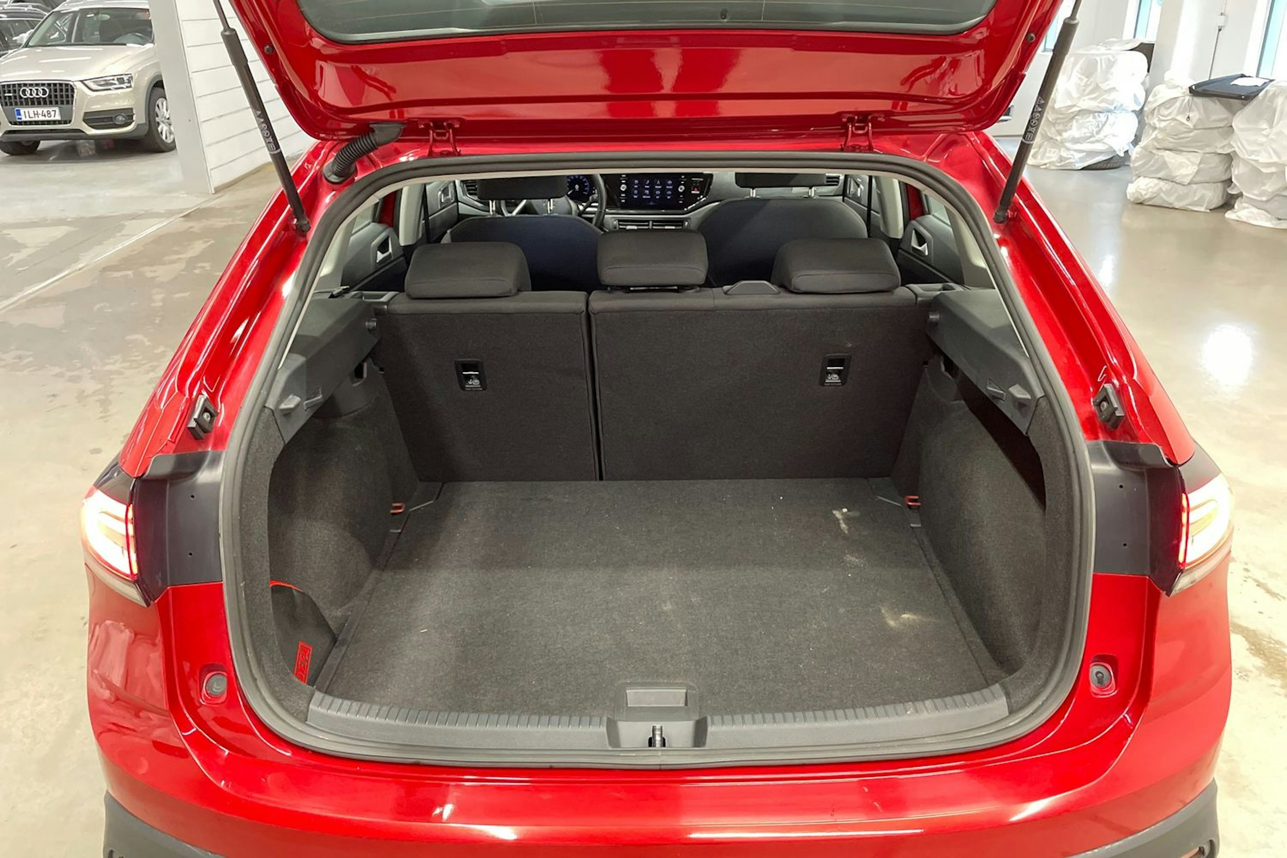 Punainen Volkswagen Taigo 2022 kuva 15.