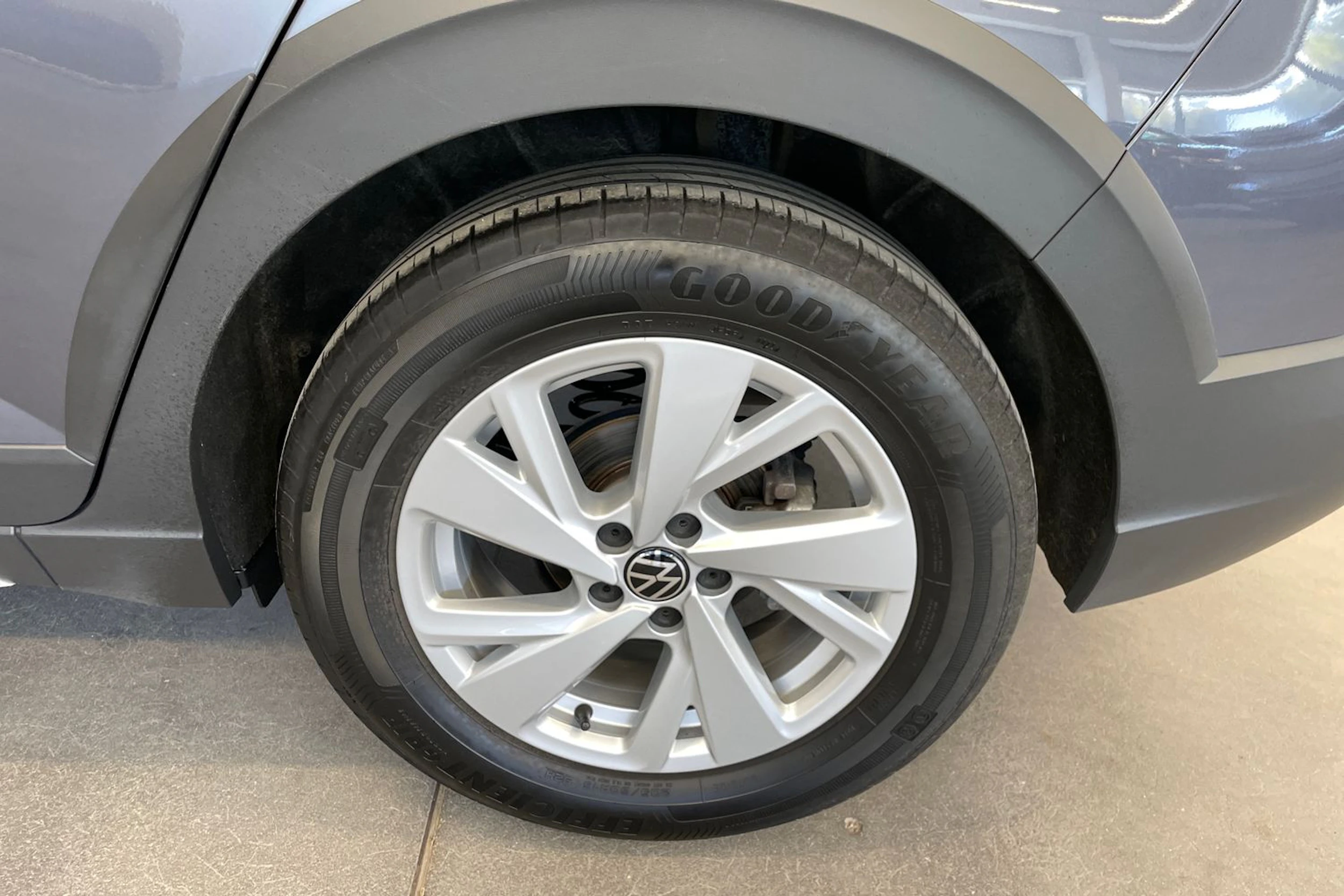 harmaa Volkswagen Taigo 2022 kuva 13.