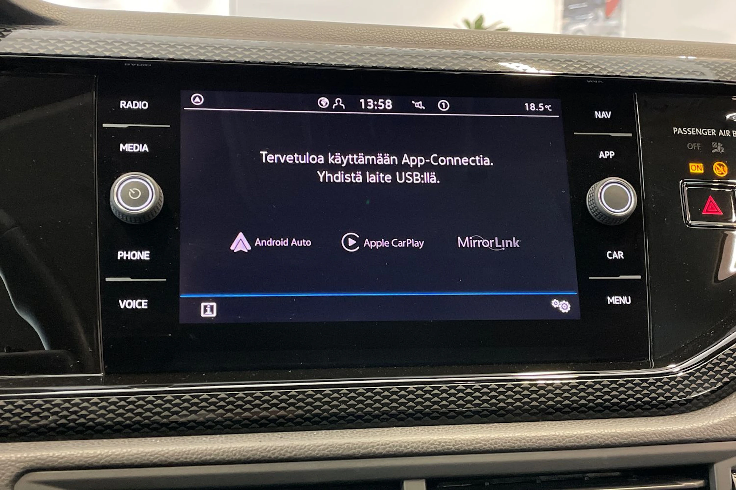 harmaa Volkswagen Taigo 2022 kuva 18.