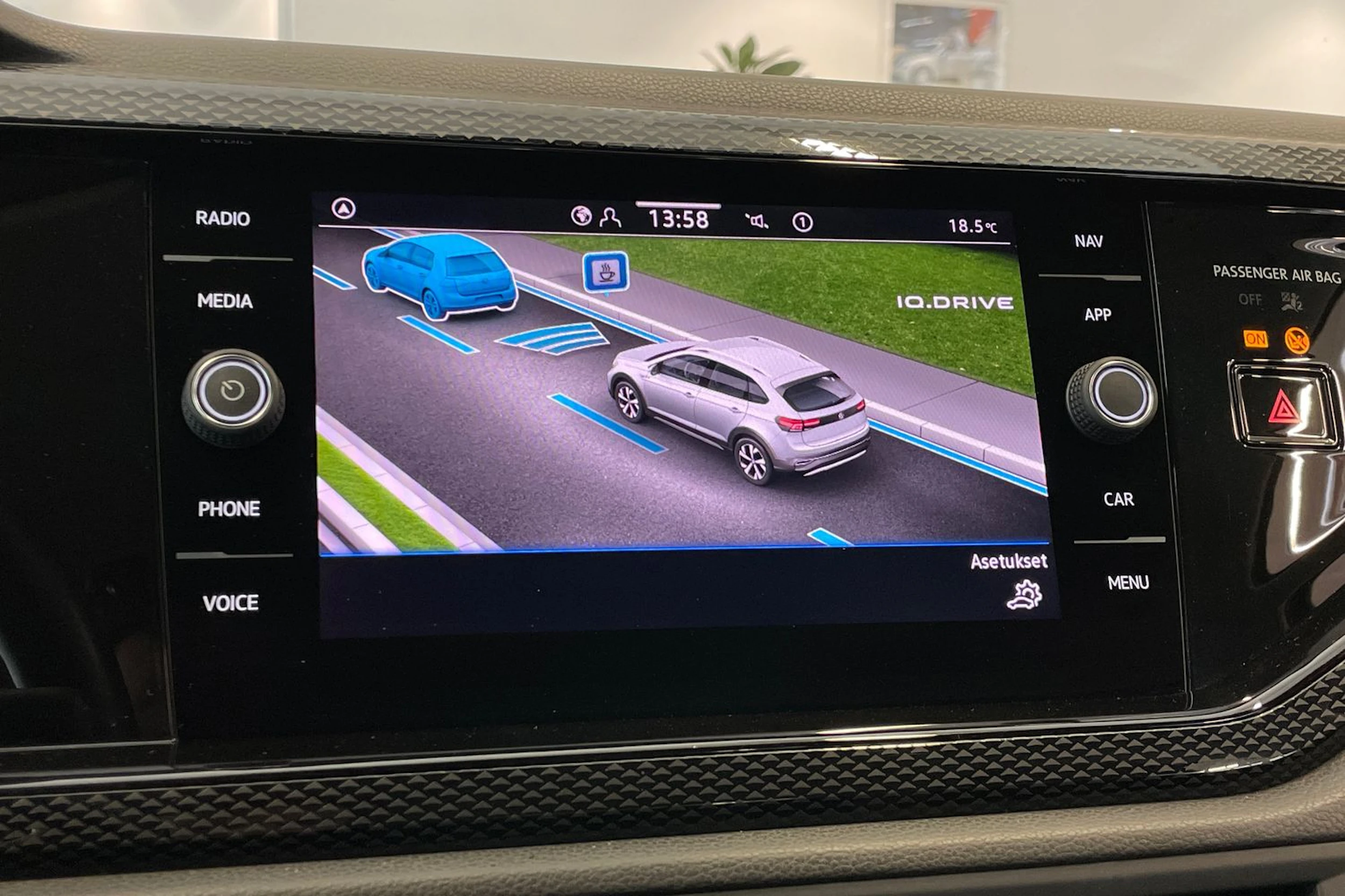 harmaa Volkswagen Taigo 2022 kuva 19.