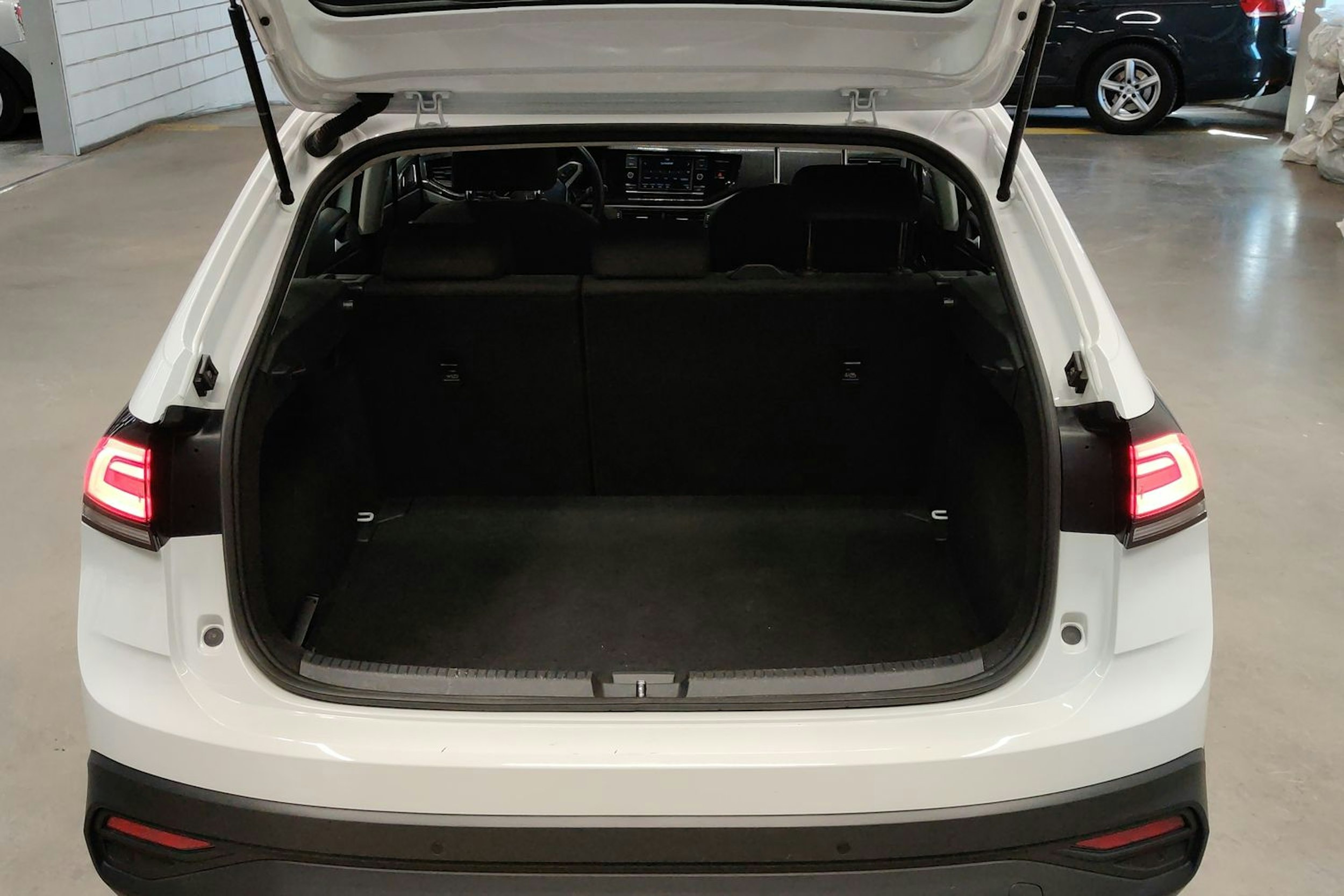 Valkoinen Volkswagen Taigo 2022 kuva 14.