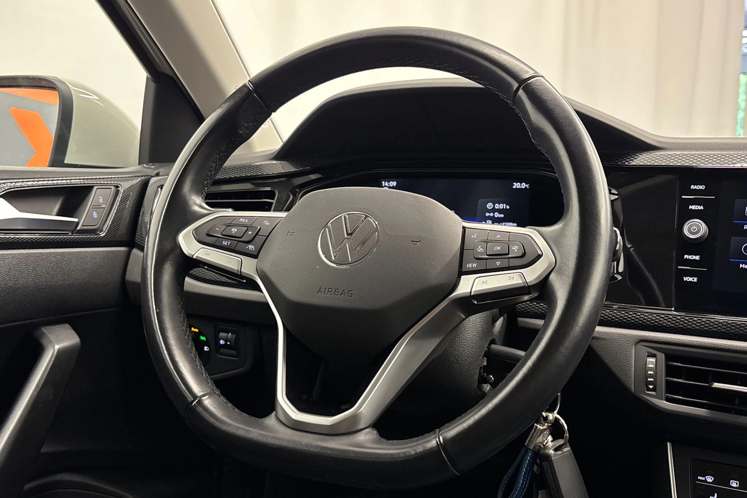 harmaa Volkswagen Taigo 2022 kuva 12.