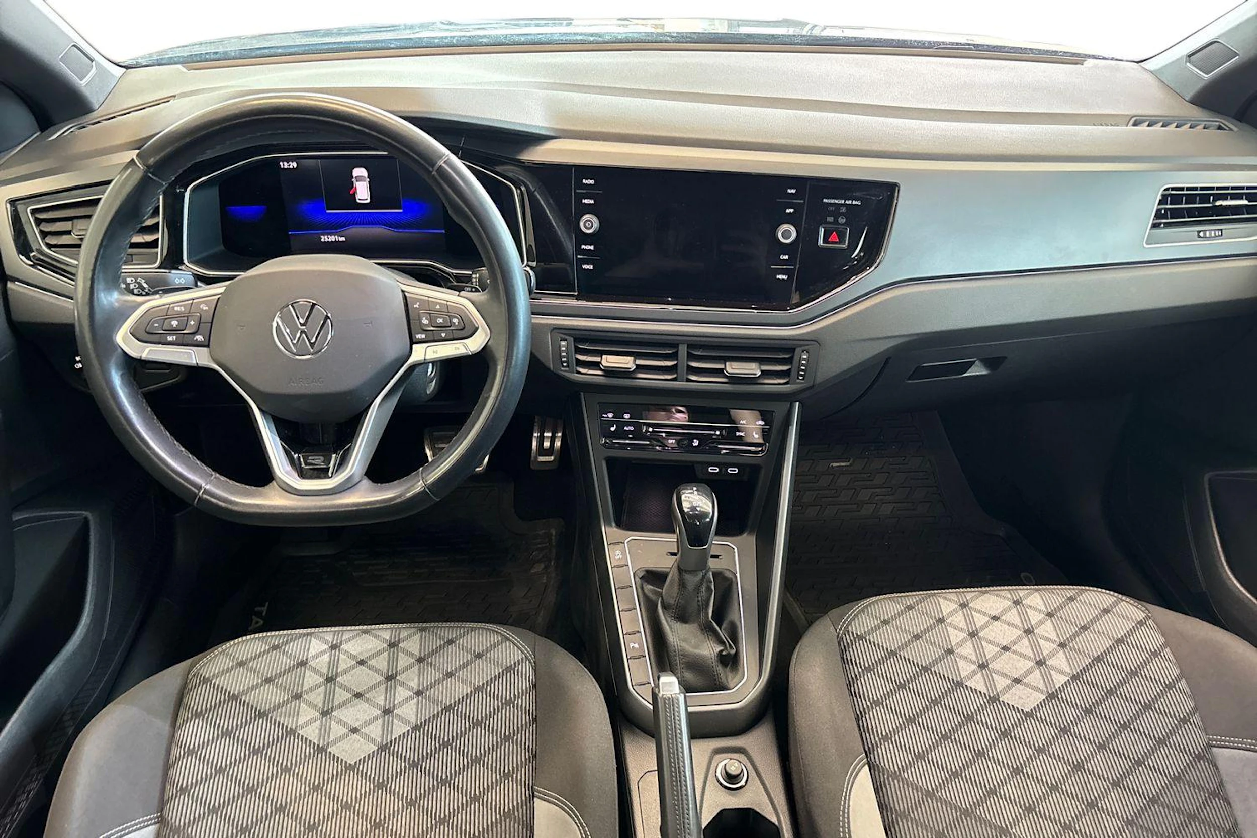 harmaa Volkswagen Taigo 2022 kuva 7.