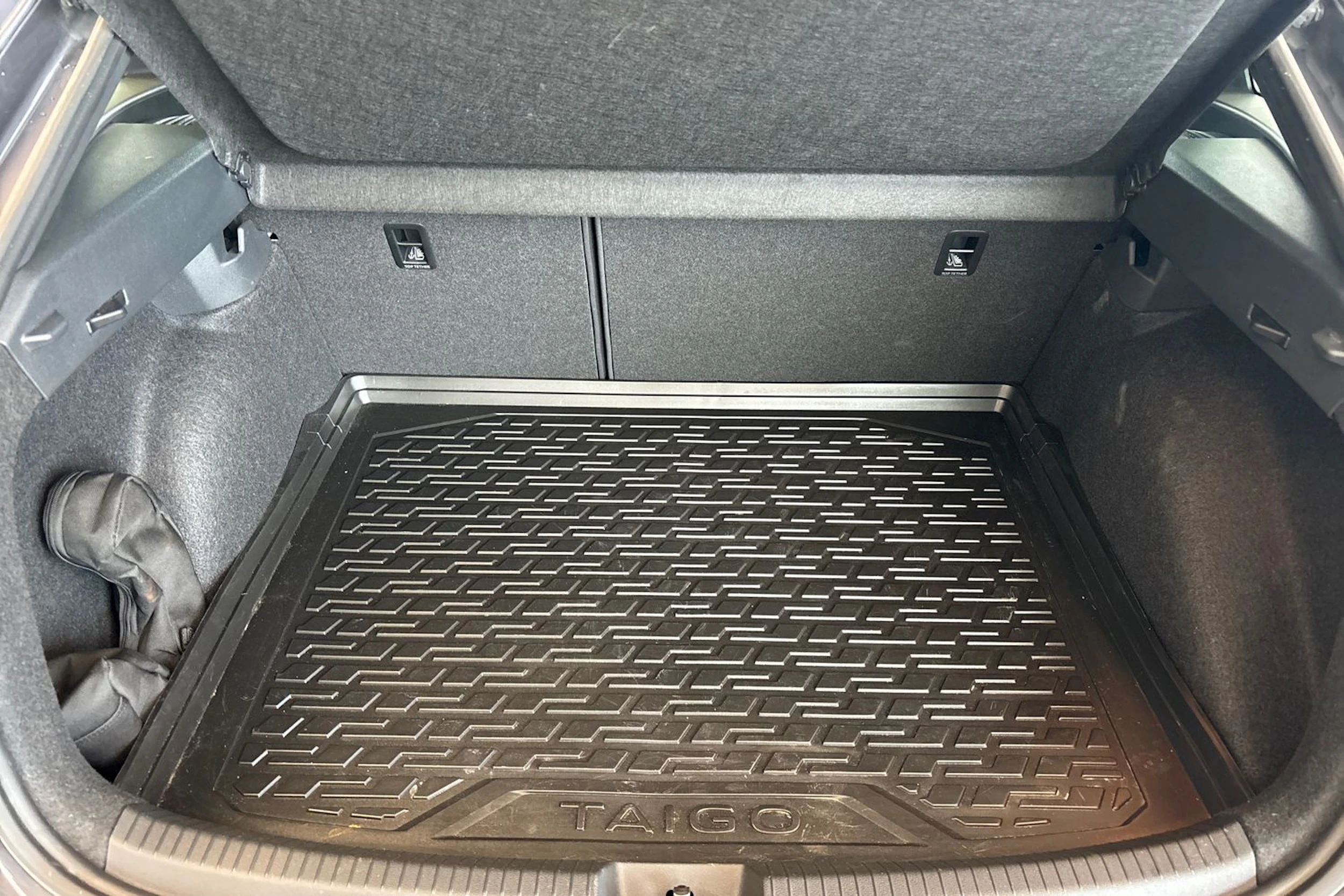 harmaa Volkswagen Taigo 2022 kuva 18.