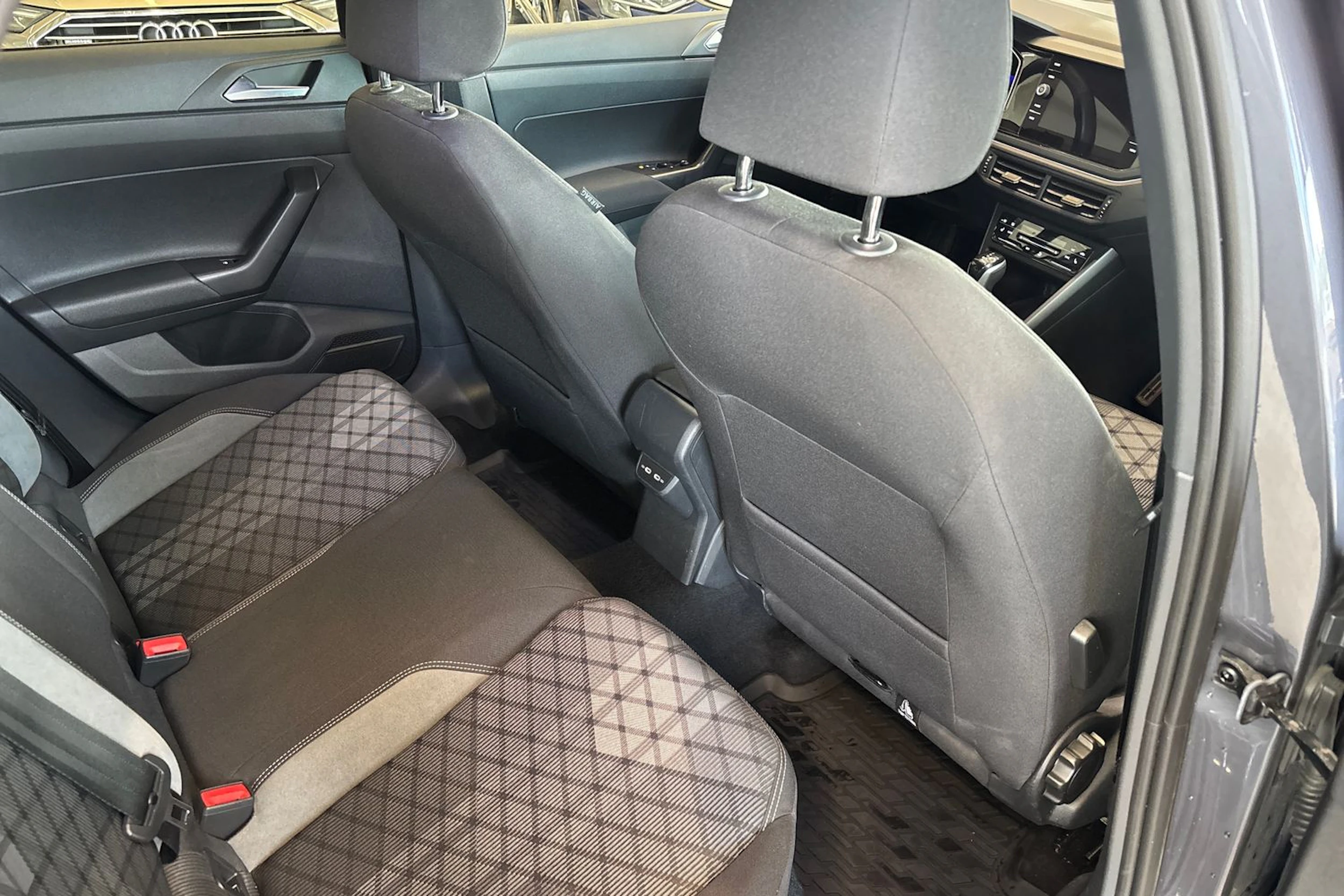 harmaa Volkswagen Taigo 2022 kuva 21.